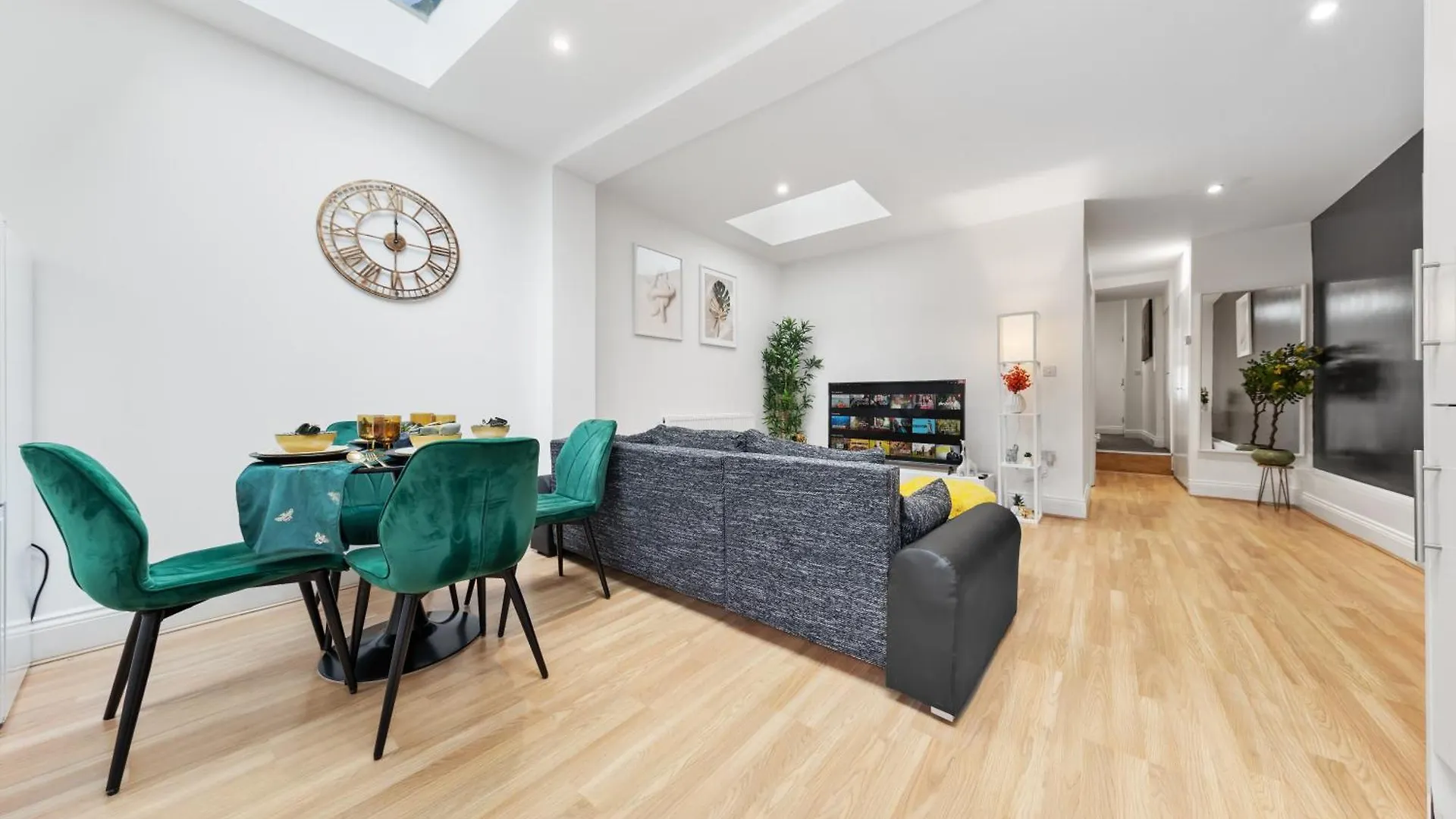 Apartment Chic & Spacious 2 Bedroom Haven In Zone 2-15 Mins To Central London- Garden & Parking Available! 5 Beds-Sleeps 6 People- Instant Book & Self Check-In! Save 20 Percent On Stays Of 7 Nights Or More ! United Kingdom