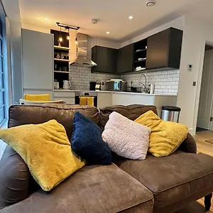  Apartment Modern & Stylish 1 Bedroom Flat