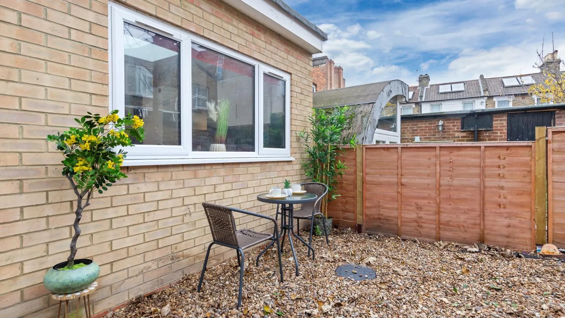 Stylish 2 Bedroom Haven In Zone 2-15 Mins To Central London- Garden & Parking Available! 5 Beds-Sleeps 6 People- Instant Book & Self Check-In! Save 20 Percent On Stays Of 7 Nights Or More ! United Kingdom