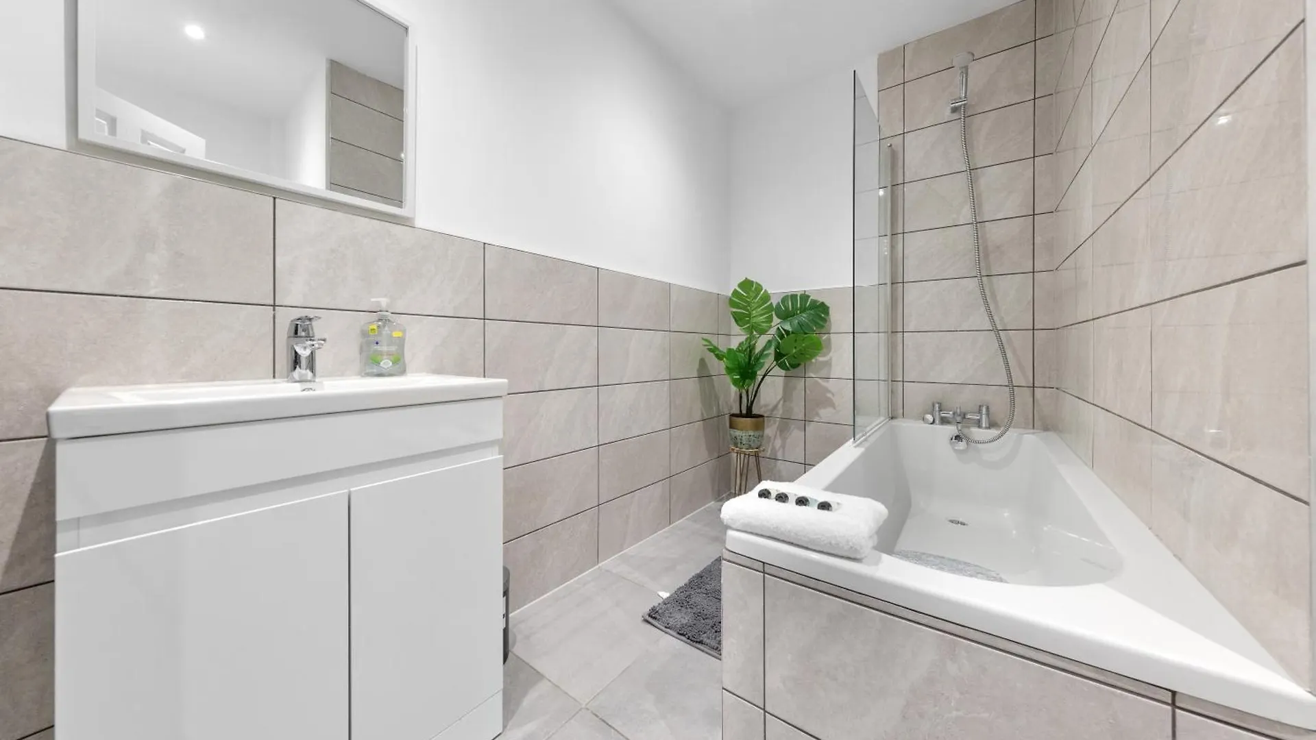 Stylish 2 Bedroom Haven In Zone 2-15 Mins To Central London- Garden & Parking Available! 5 Beds-Sleeps 6 People- Instant Book & Self Check-In! Save 20 Percent On Stays Of 7 Nights Or More ! Apartment