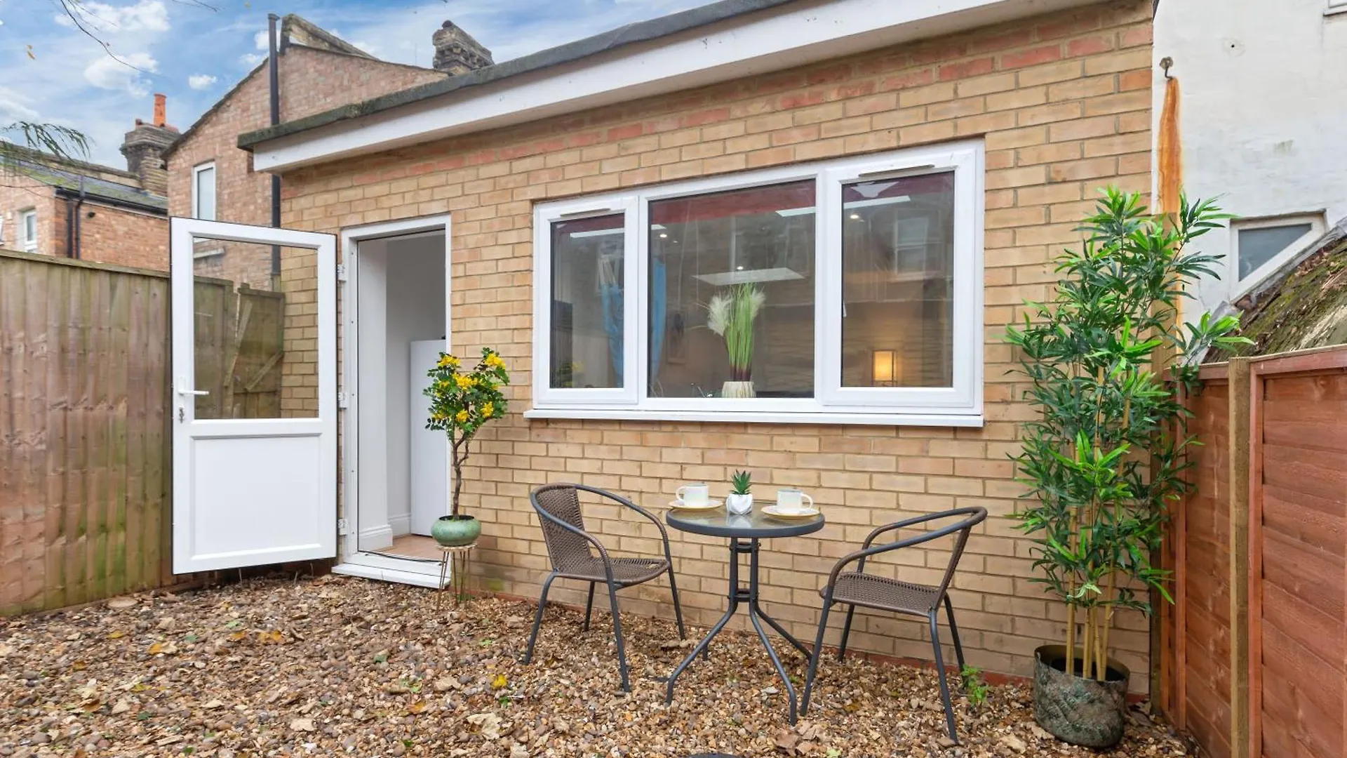 Stylish 2 Bedroom Haven In Zone 2-15 Mins To Central London- Garden & Parking Available! 5 Beds-Sleeps 6 People- Instant Book & Self Check-In! Save 20 Percent On Stays Of 7 Nights Or More ! 0*, London United Kingdom
