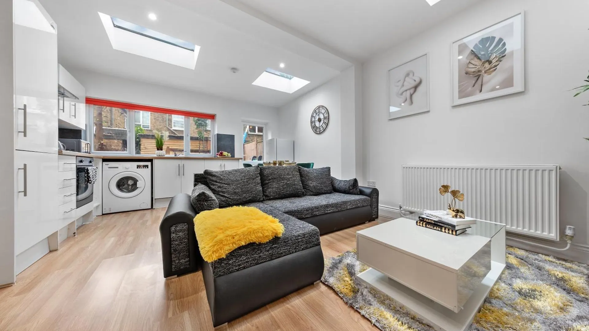Stylish 2 Bedroom Haven In Zone 2-15 Mins To Central London- Garden & Parking Available! 5 Beds-Sleeps 6 People- Instant Book & Self Check-In! Save 20 Percent On Stays Of 7 Nights Or More ! Apartment London