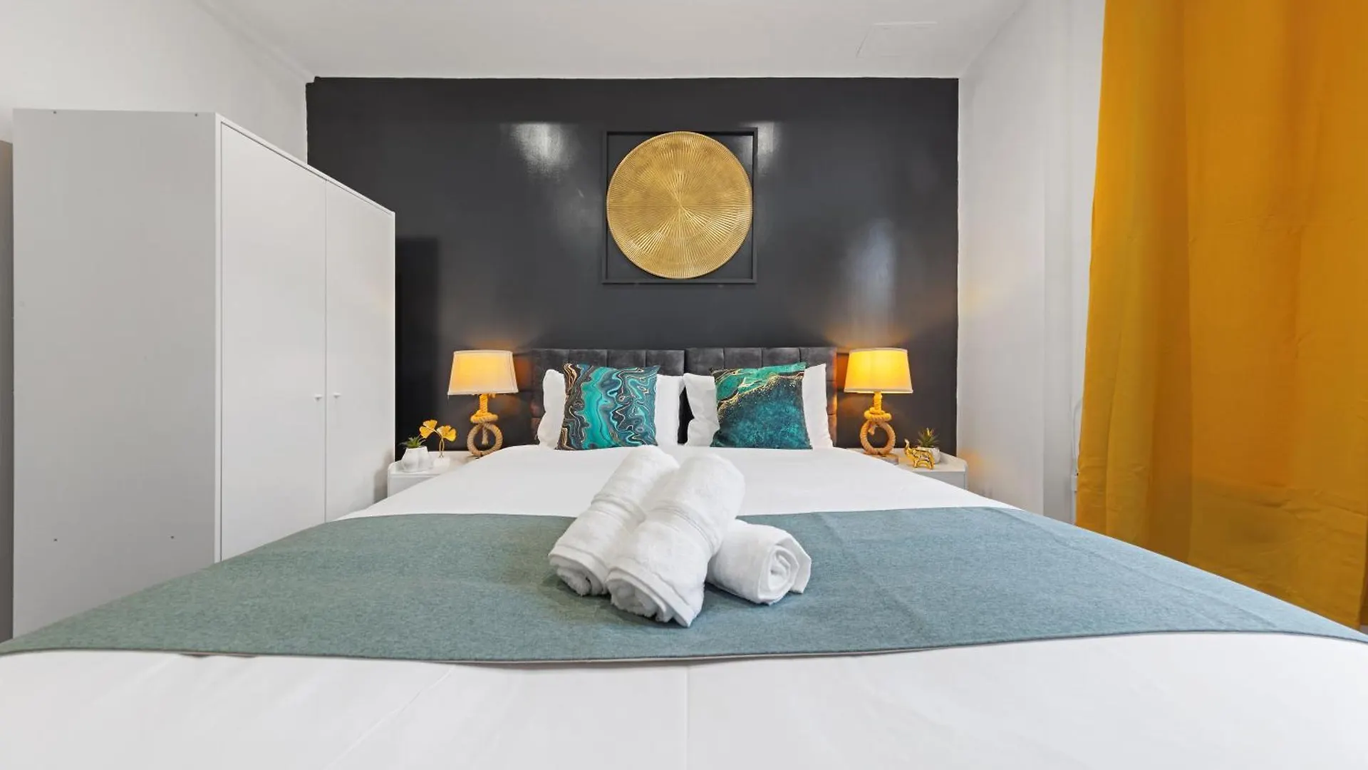 Stylish 2 Bedroom Haven In Zone 2-15 Mins To Central London- Garden & Parking Available! 5 Beds-Sleeps 6 People- Instant Book & Self Check-In! Save 20 Percent On Stays Of 7 Nights Or More !