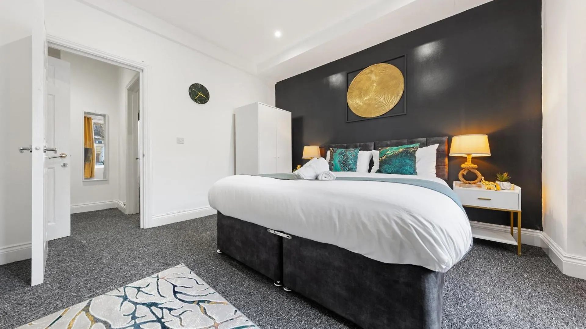 Apartment Stylish 2 Bedroom Haven In Zone 2-15 Mins To Central London- Garden & Parking Available! 5 Beds-Sleeps 6 People- Instant Book & Self Check-In! Save 20 Percent On Stays Of 7 Nights Or More ! United Kingdom
