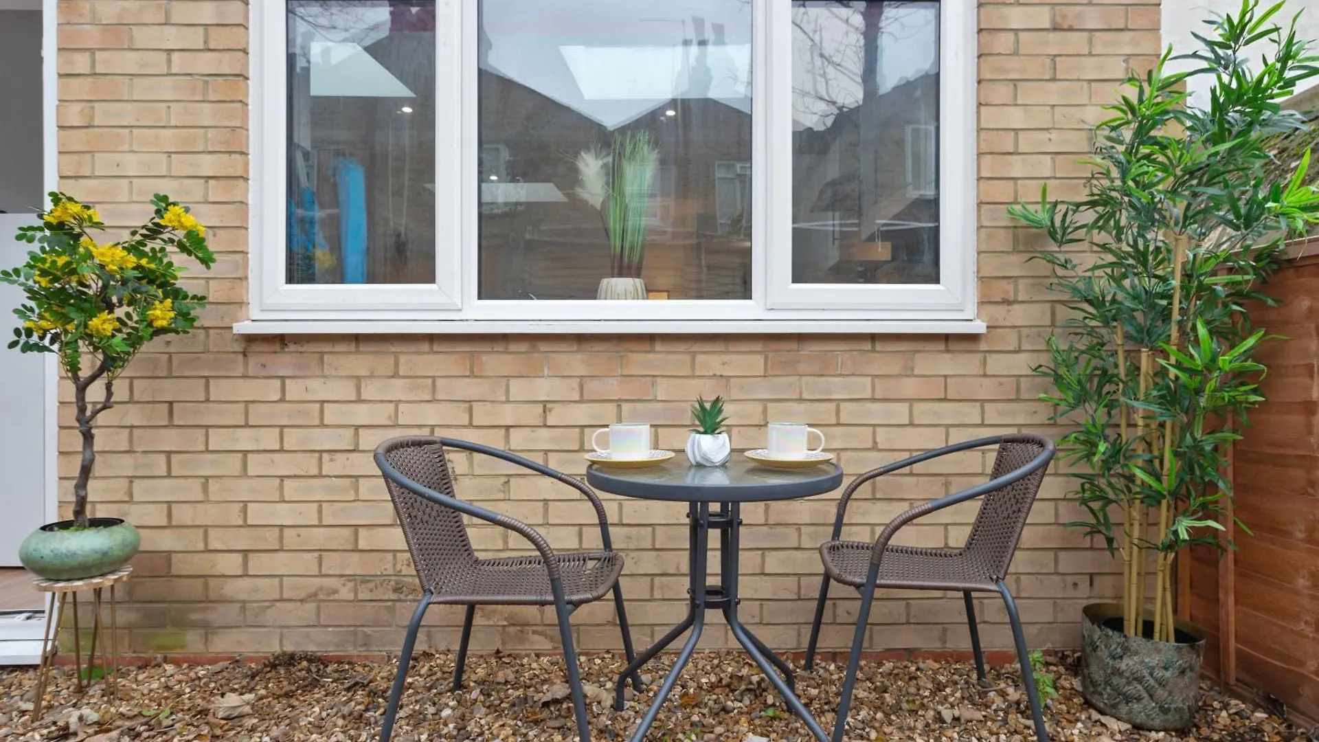Stylish 2 Bedroom Haven In Zone 2-15 Mins To Central London- Garden & Parking Available! 5 Beds-Sleeps 6 People- Instant Book & Self Check-In! Save 20 Percent On Stays Of 7 Nights Or More ! Apartment