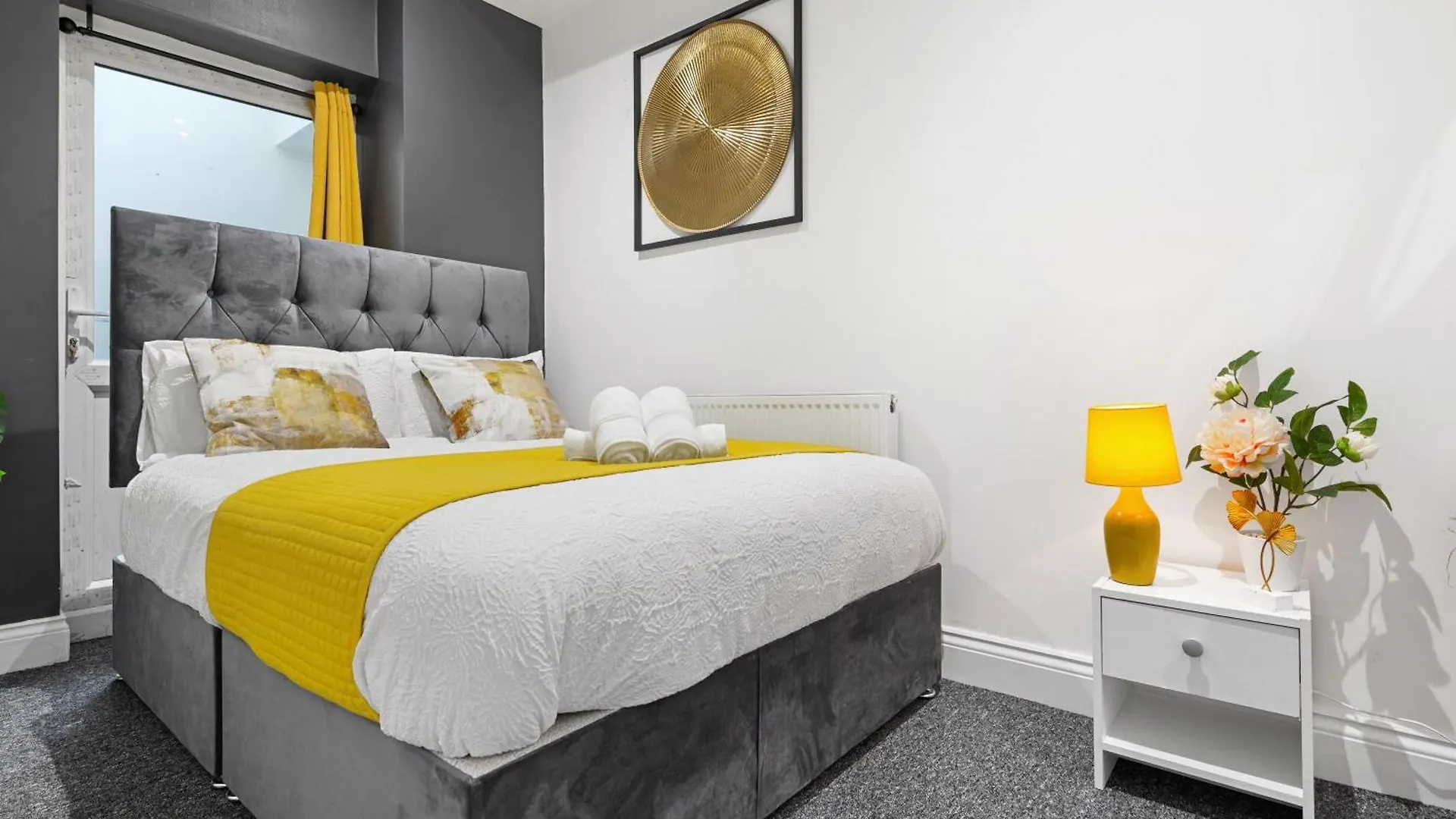 Stylish 2 Bedroom Haven In Zone 2-15 Mins To Central London- Garden & Parking Available! 5 Beds-Sleeps 6 People- Instant Book & Self Check-In! Save 20 Percent On Stays Of 7 Nights Or More ! United Kingdom