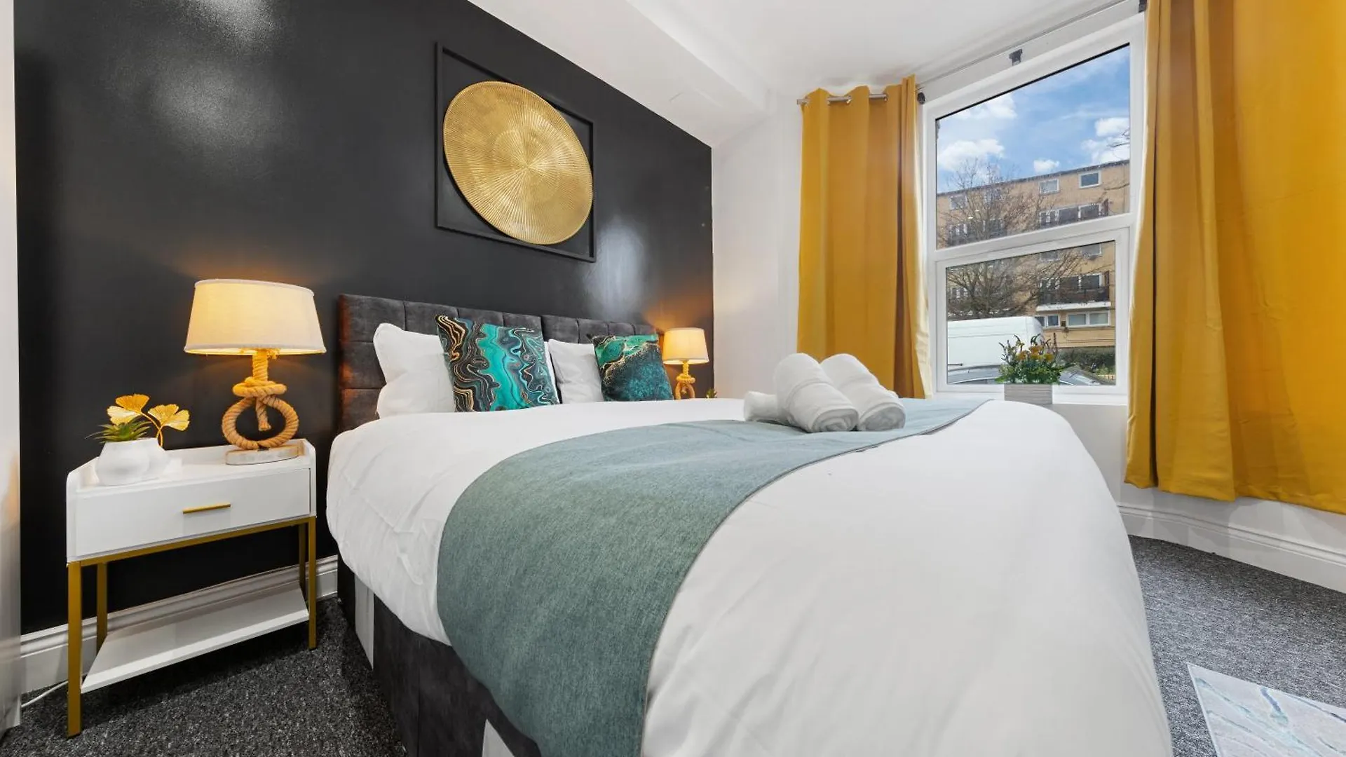 Apartment Stylish 2 Bedroom Haven In Zone 2-15 Mins To Central London- Garden & Parking Available! 5 Beds-Sleeps 6 People- Instant Book & Self Check-In! Save 20 Percent On Stays Of 7 Nights Or More ! United Kingdom