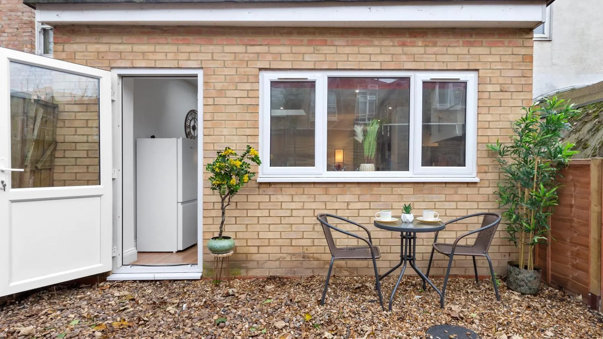 Stylish 2 Bedroom Haven In Zone 2-15 Mins To Central London- Garden & Parking Available! 5 Beds-Sleeps 6 People- Instant Book & Self Check-In! Save 20 Percent On Stays Of 7 Nights Or More ! London