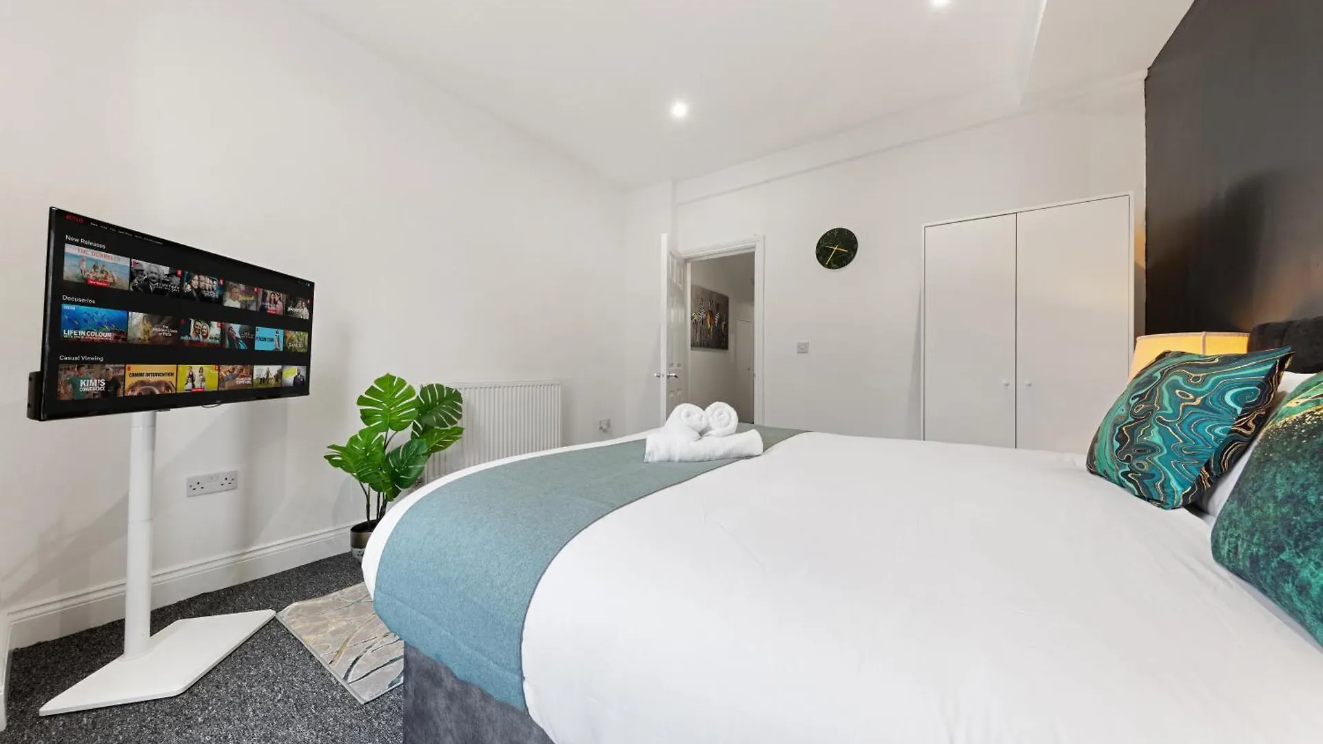 Stylish 2 Bedroom Haven In Zone 2-15 Mins To Central London- Garden & Parking Available! 5 Beds-Sleeps 6 People- Instant Book & Self Check-In! Save 20 Percent On Stays Of 7 Nights Or More ! 0*, London