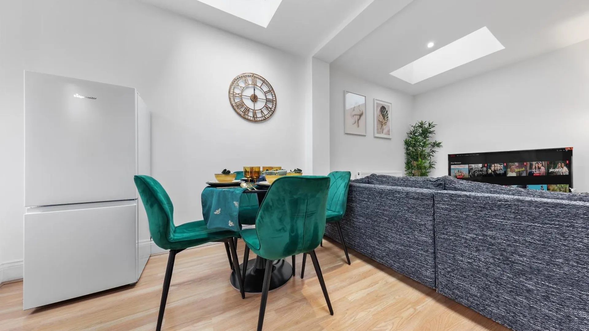Stylish 2 Bedroom Haven In Zone 2-15 Mins To Central London- Garden & Parking Available! 5 Beds-Sleeps 6 People- Instant Book & Self Check-In! Save 20 Percent On Stays Of 7 Nights Or More ! Apartment