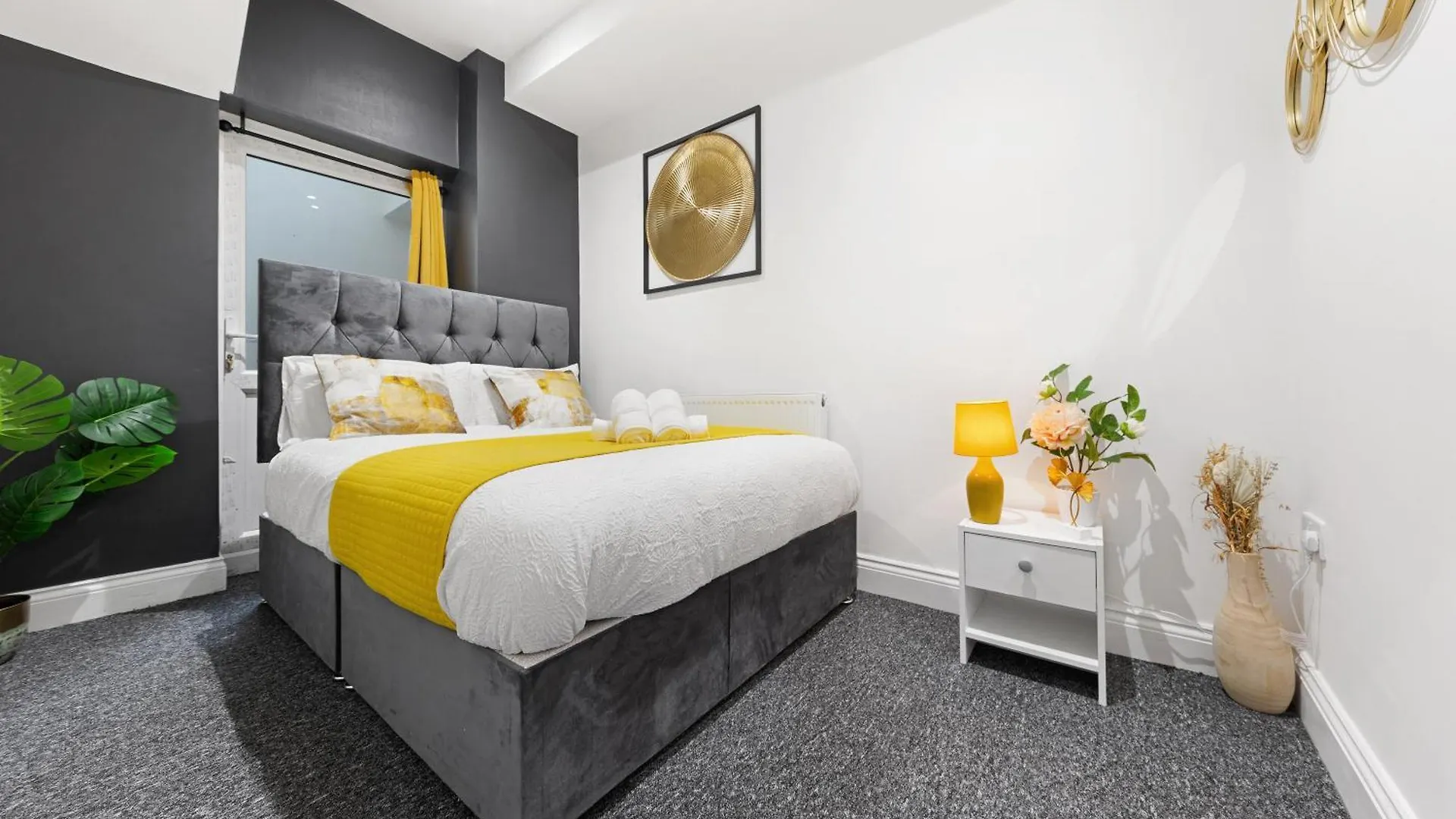 Apartment Stylish 2 Bedroom Haven In Zone 2-15 Mins To Central London- Garden & Parking Available! 5 Beds-Sleeps 6 People- Instant Book & Self Check-In! Save 20 Percent On Stays Of 7 Nights Or More !