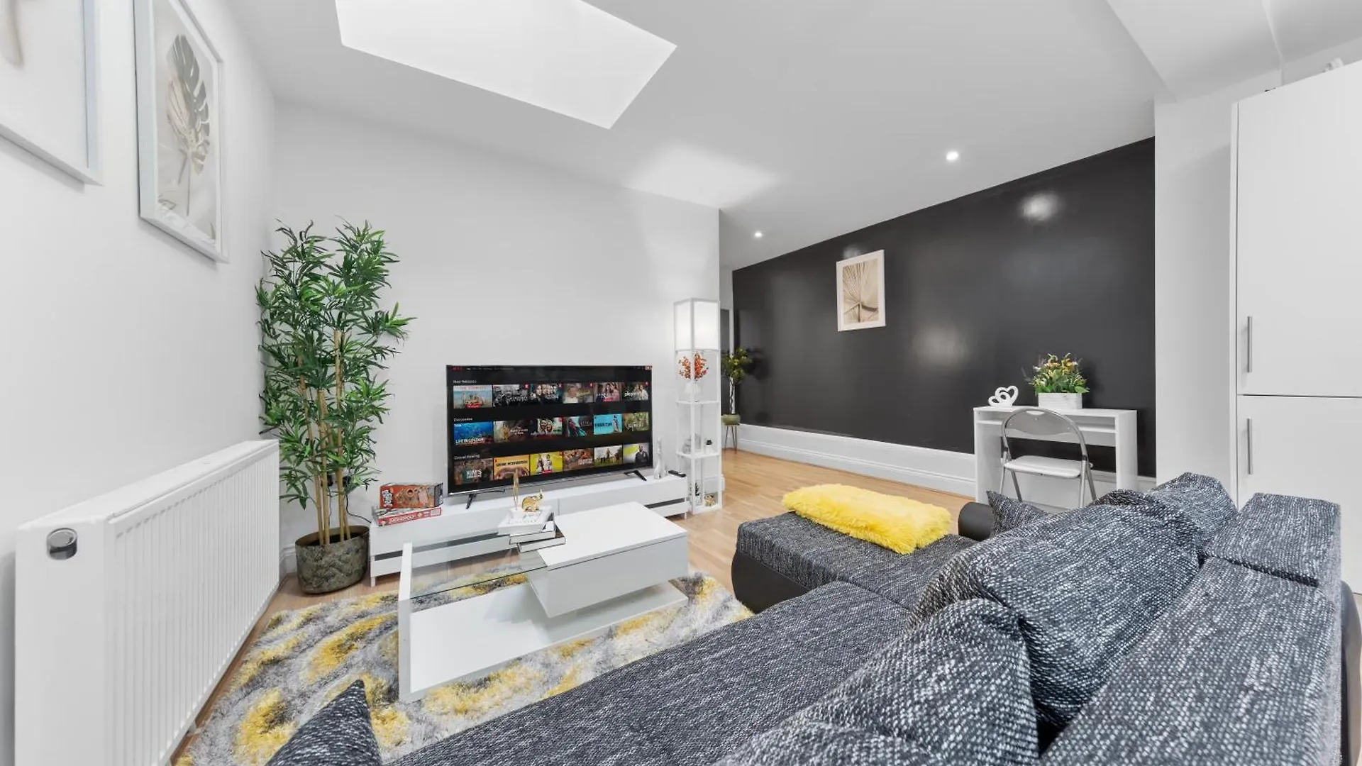 Stylish 2 Bedroom Haven In Zone 2-15 Mins To Central London- Garden & Parking Available! 5 Beds-Sleeps 6 People- Instant Book & Self Check-In! Save 20 Percent On Stays Of 7 Nights Or More !