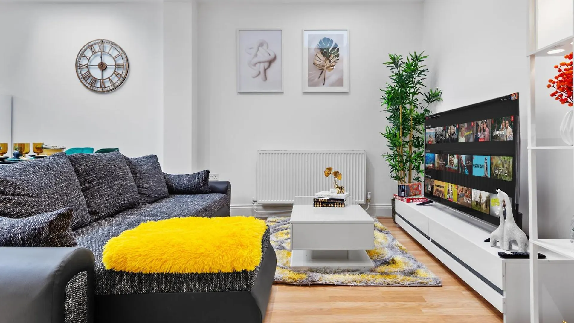 Apartment Stylish 2 Bedroom Haven In Zone 2-15 Mins To Central London- Garden & Parking Available! 5 Beds-Sleeps 6 People- Instant Book & Self Check-In! Save 20 Percent On Stays Of 7 Nights Or More !