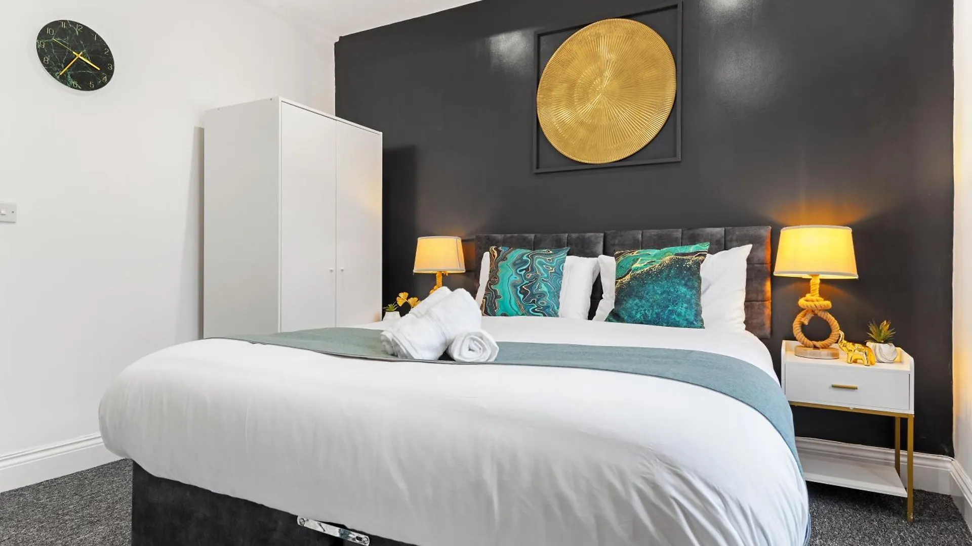 Stylish 2 Bedroom Haven In Zone 2-15 Mins To Central London- Garden & Parking Available! 5 Beds-Sleeps 6 People- Instant Book & Self Check-In! Save 20 Percent On Stays Of 7 Nights Or More ! 0*, London