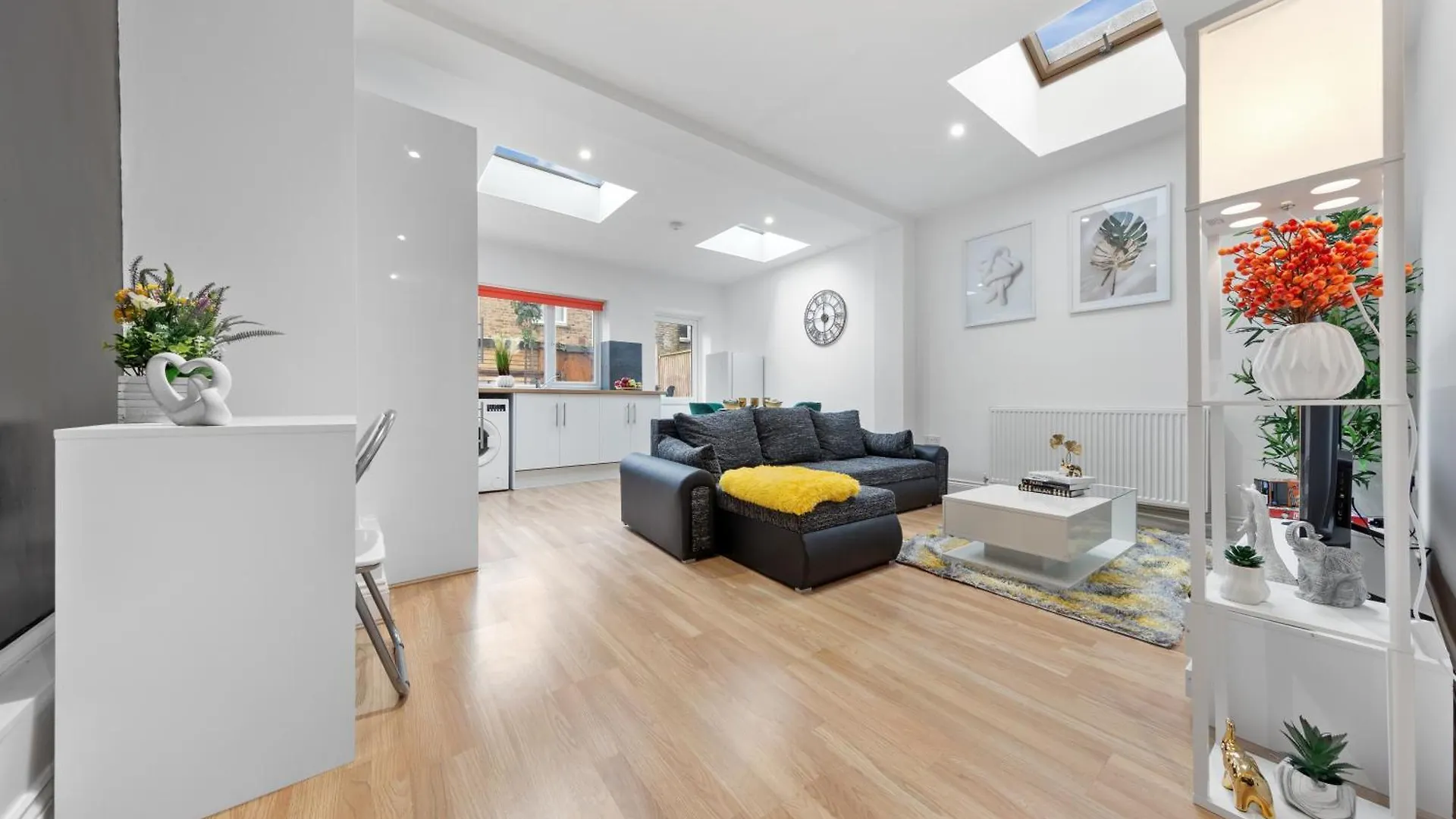 Stylish 2 Bedroom Haven In Zone 2-15 Mins To Central London- Garden & Parking Available! 5 Beds-Sleeps 6 People- Instant Book & Self Check-In! Save 20 Percent On Stays Of 7 Nights Or More ! London