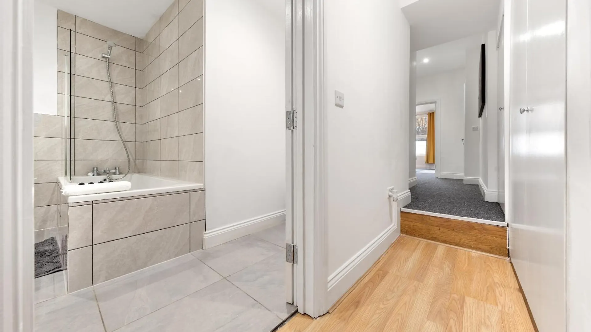 Apartment Stylish 2 Bedroom Haven In Zone 2-15 Mins To Central London- Garden & Parking Available! 5 Beds-Sleeps 6 People- Instant Book & Self Check-In! Save 20 Percent On Stays Of 7 Nights Or More ! United Kingdom