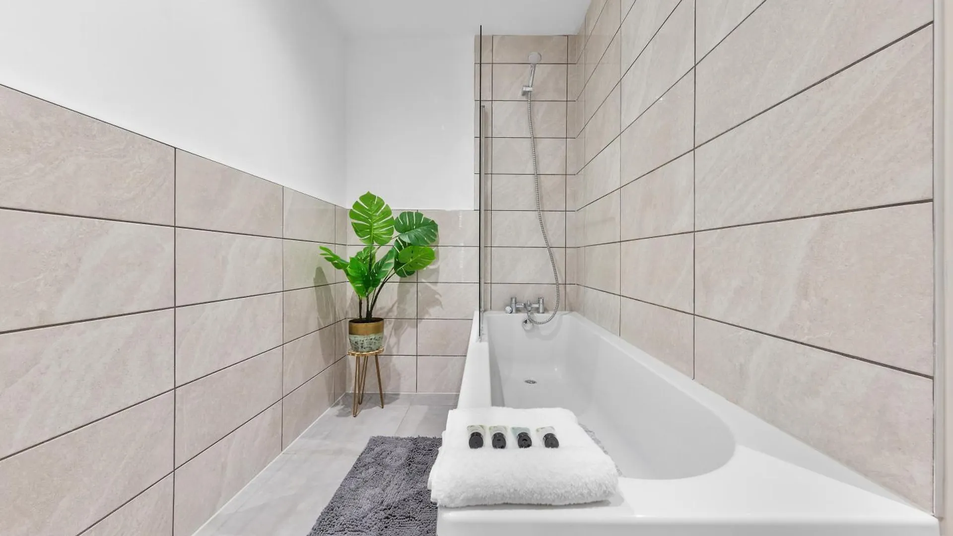 Stylish 2 Bedroom Haven In Zone 2-15 Mins To Central London- Garden & Parking Available! 5 Beds-Sleeps 6 People- Instant Book & Self Check-In! Save 20 Percent On Stays Of 7 Nights Or More ! London