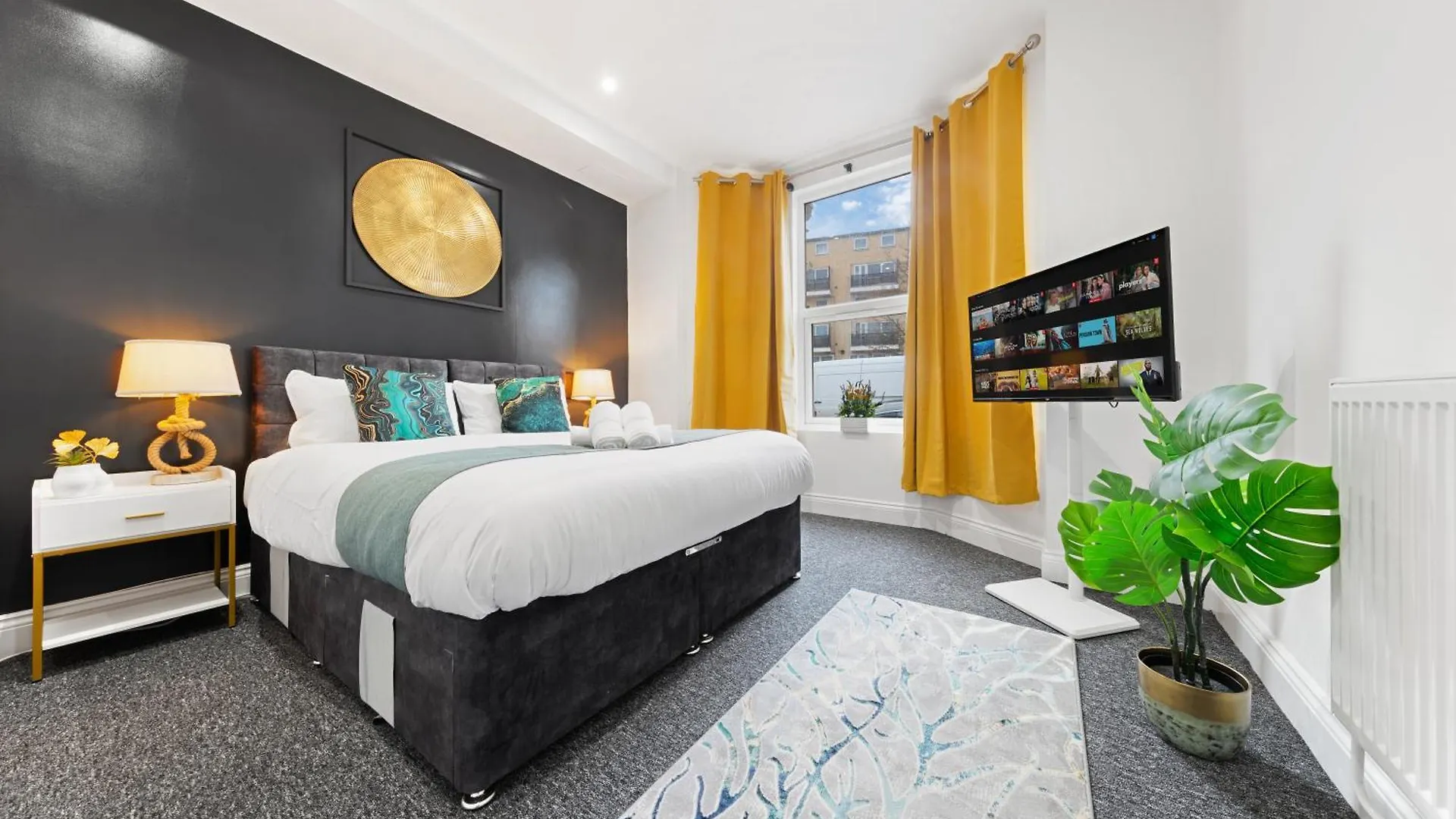 Stylish 2 Bedroom Haven In Zone 2-15 Mins To Central London- Garden & Parking Available! 5 Beds-Sleeps 6 People- Instant Book & Self Check-In! Save 20 Percent On Stays Of 7 Nights Or More ! Apartment London