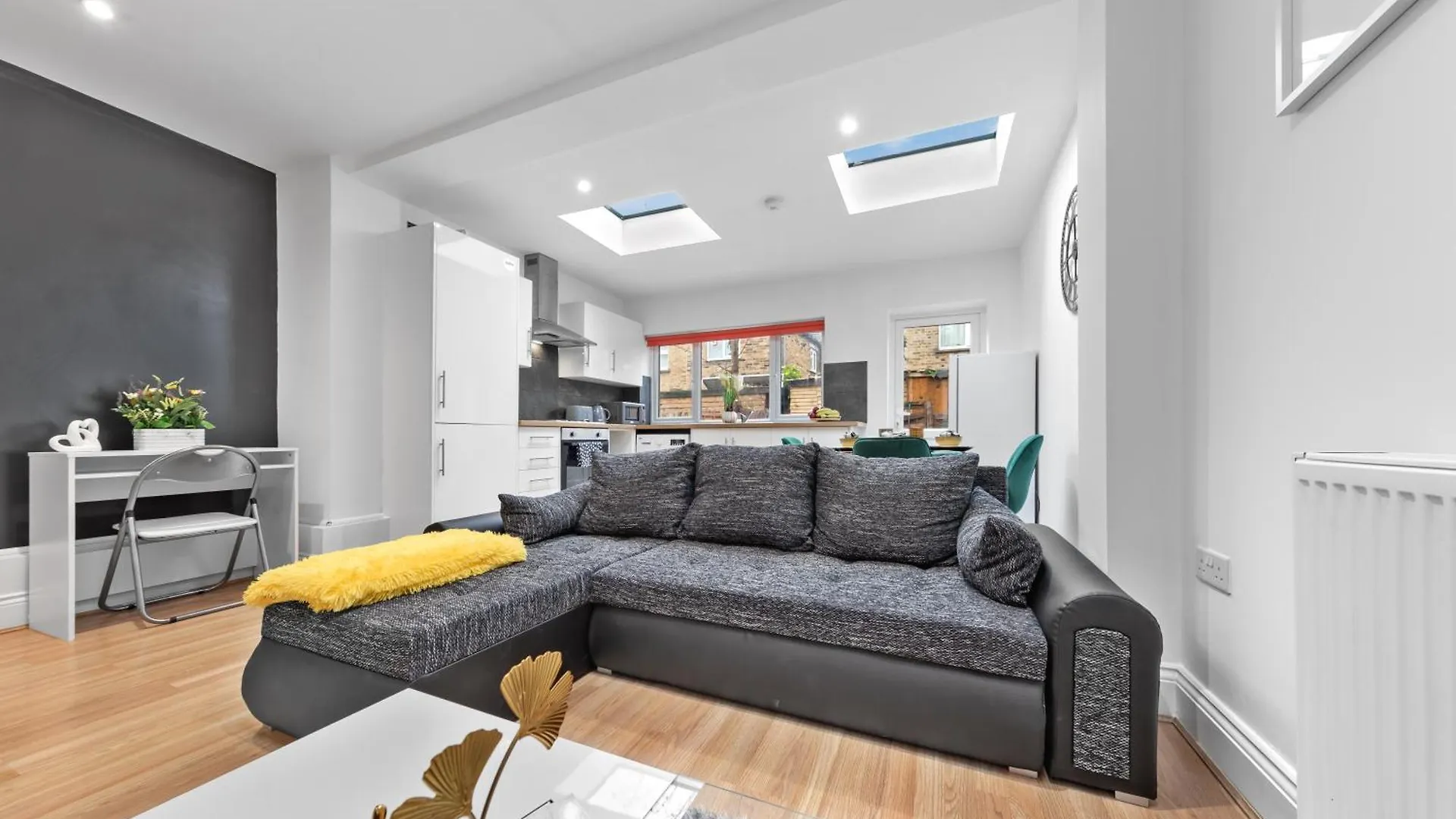 Stylish 2 Bedroom Haven In Zone 2-15 Mins To Central London- Garden & Parking Available! 5 Beds-Sleeps 6 People- Instant Book & Self Check-In! Save 20 Percent On Stays Of 7 Nights Or More ! 0*, London