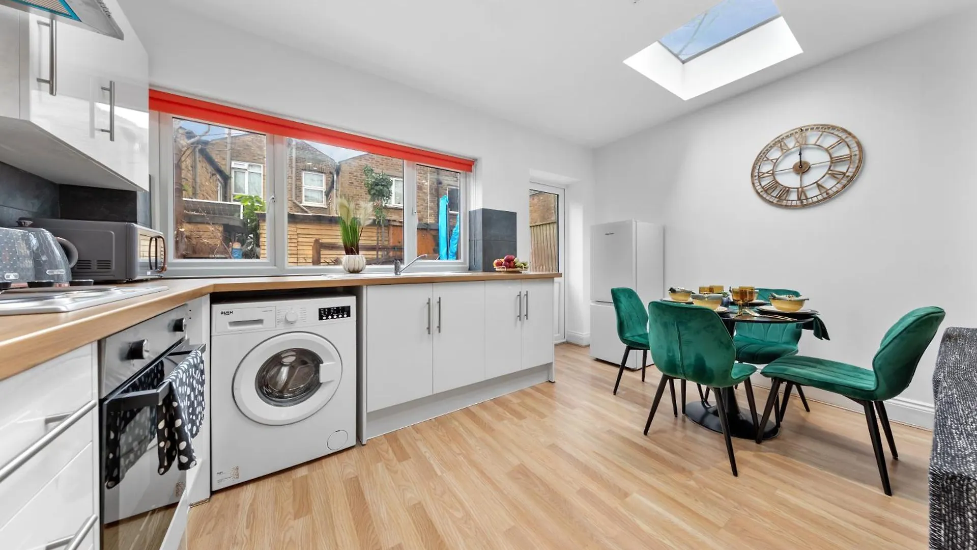 Stylish 2 Bedroom Haven In Zone 2-15 Mins To Central London- Garden & Parking Available! 5 Beds-Sleeps 6 People- Instant Book & Self Check-In! Save 20 Percent On Stays Of 7 Nights Or More ! Apartment