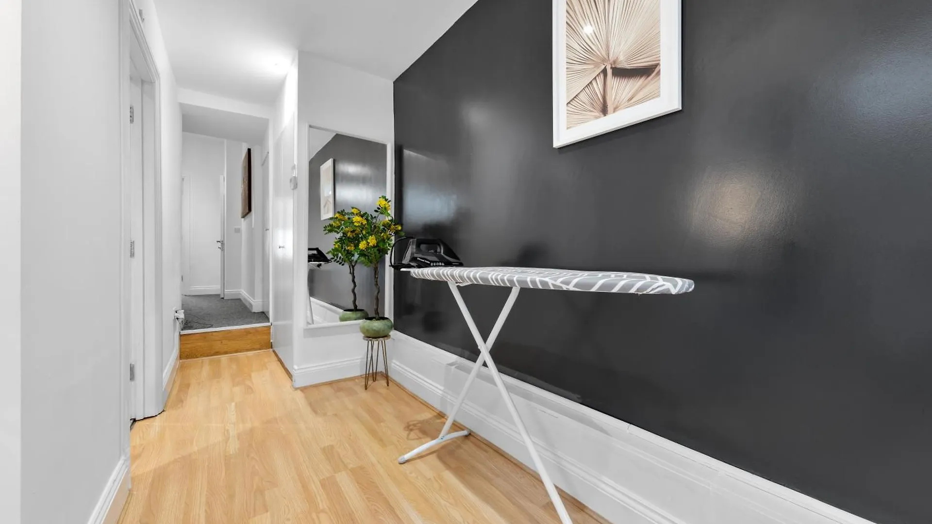Stylish 2 Bedroom Haven In Zone 2-15 Mins To Central London- Garden & Parking Available! 5 Beds-Sleeps 6 People- Instant Book & Self Check-In! Save 20 Percent On Stays Of 7 Nights Or More ! 0*, London United Kingdom