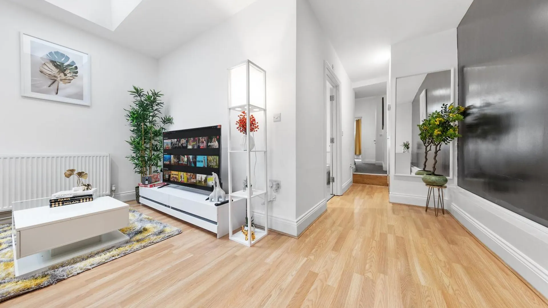 Stylish 2 Bedroom Haven In Zone 2-15 Mins To Central London- Garden & Parking Available! 5 Beds-Sleeps 6 People- Instant Book & Self Check-In! Save 20 Percent On Stays Of 7 Nights Or More !
