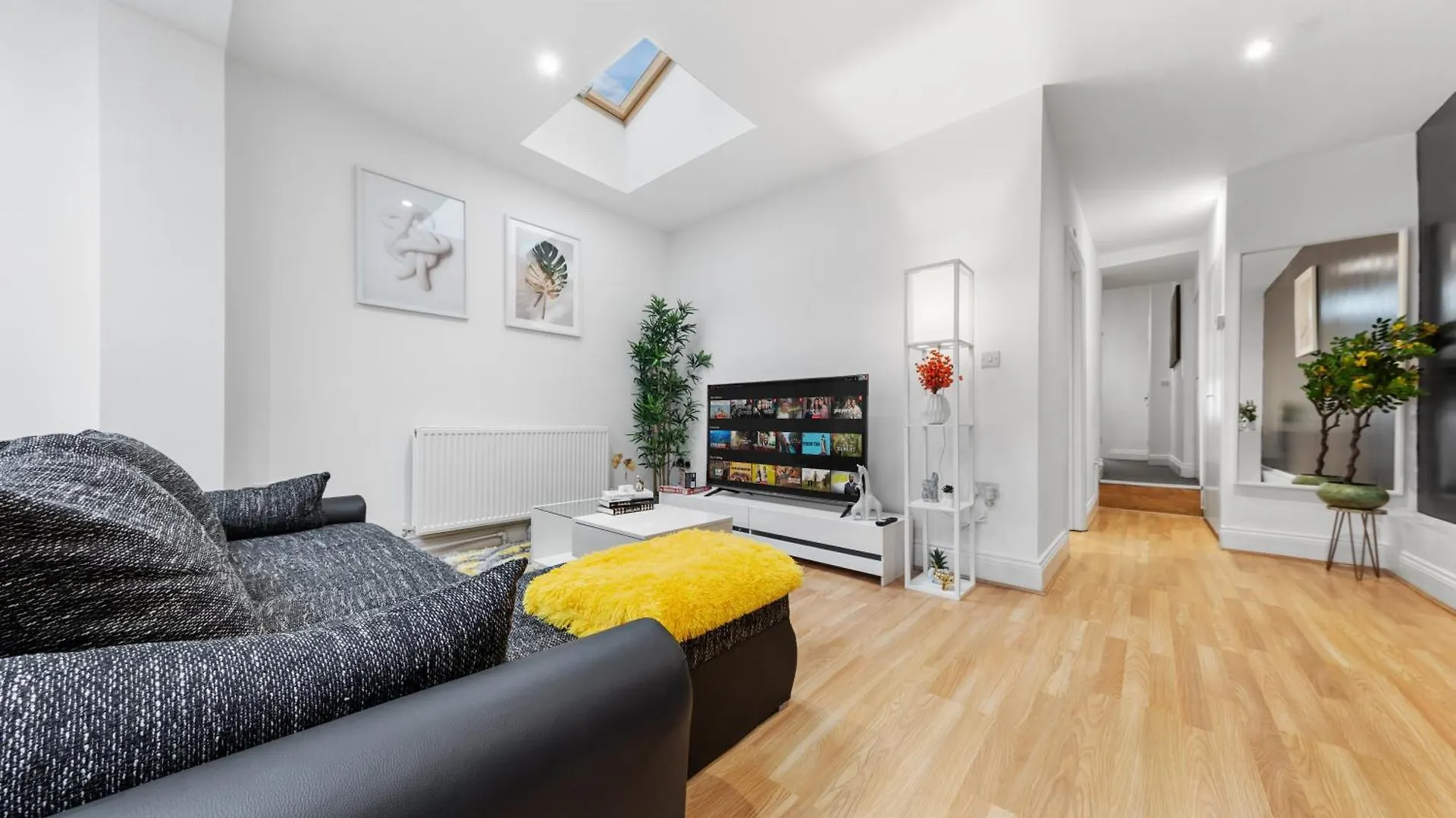 Apartment Stylish 2 Bedroom Haven In Zone 2-15 Mins To Central London- Garden & Parking Available! 5 Beds-Sleeps 6 People- Instant Book & Self Check-In! Save 20 Percent On Stays Of 7 Nights Or More !