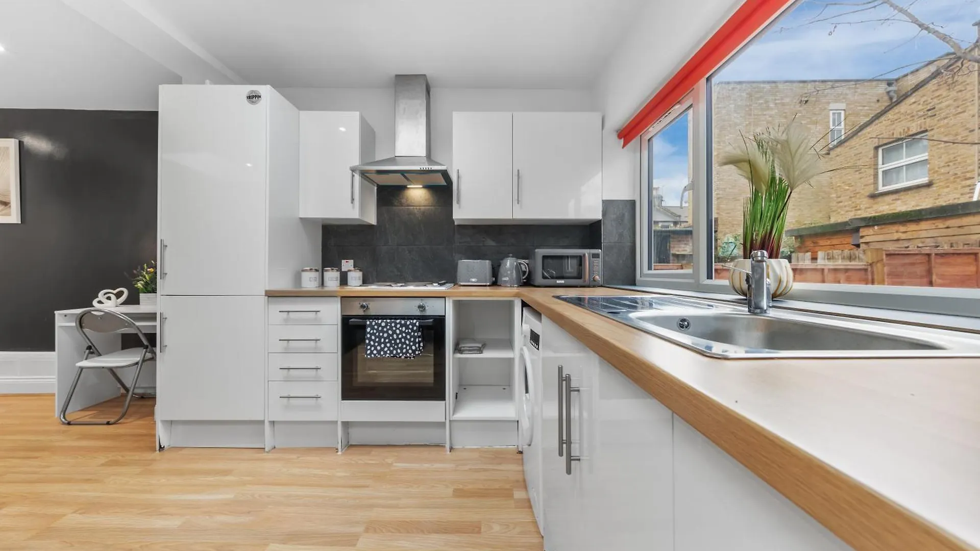 Stylish 2 Bedroom Haven In Zone 2-15 Mins To Central London- Garden & Parking Available! 5 Beds-Sleeps 6 People- Instant Book & Self Check-In! Save 20 Percent On Stays Of 7 Nights Or More ! United Kingdom