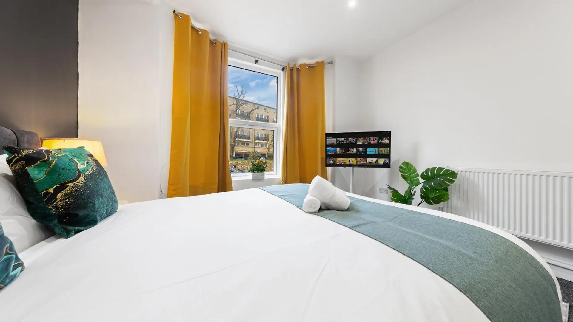 Stylish 2 Bedroom Haven In Zone 2-15 Mins To Central London- Garden & Parking Available! 5 Beds-Sleeps 6 People- Instant Book & Self Check-In! Save 20 Percent On Stays Of 7 Nights Or More ! Apartment London