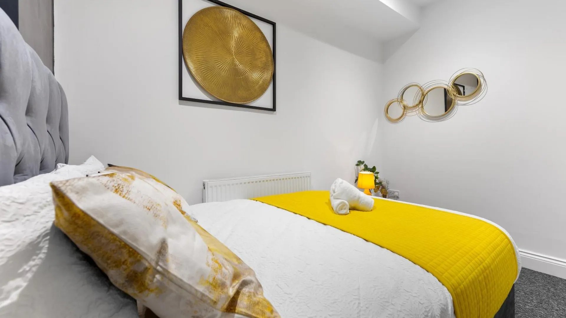 Stylish 2 Bedroom Haven In Zone 2-15 Mins To Central London- Garden & Parking Available! 5 Beds-Sleeps 6 People- Instant Book & Self Check-In! Save 20 Percent On Stays Of 7 Nights Or More !