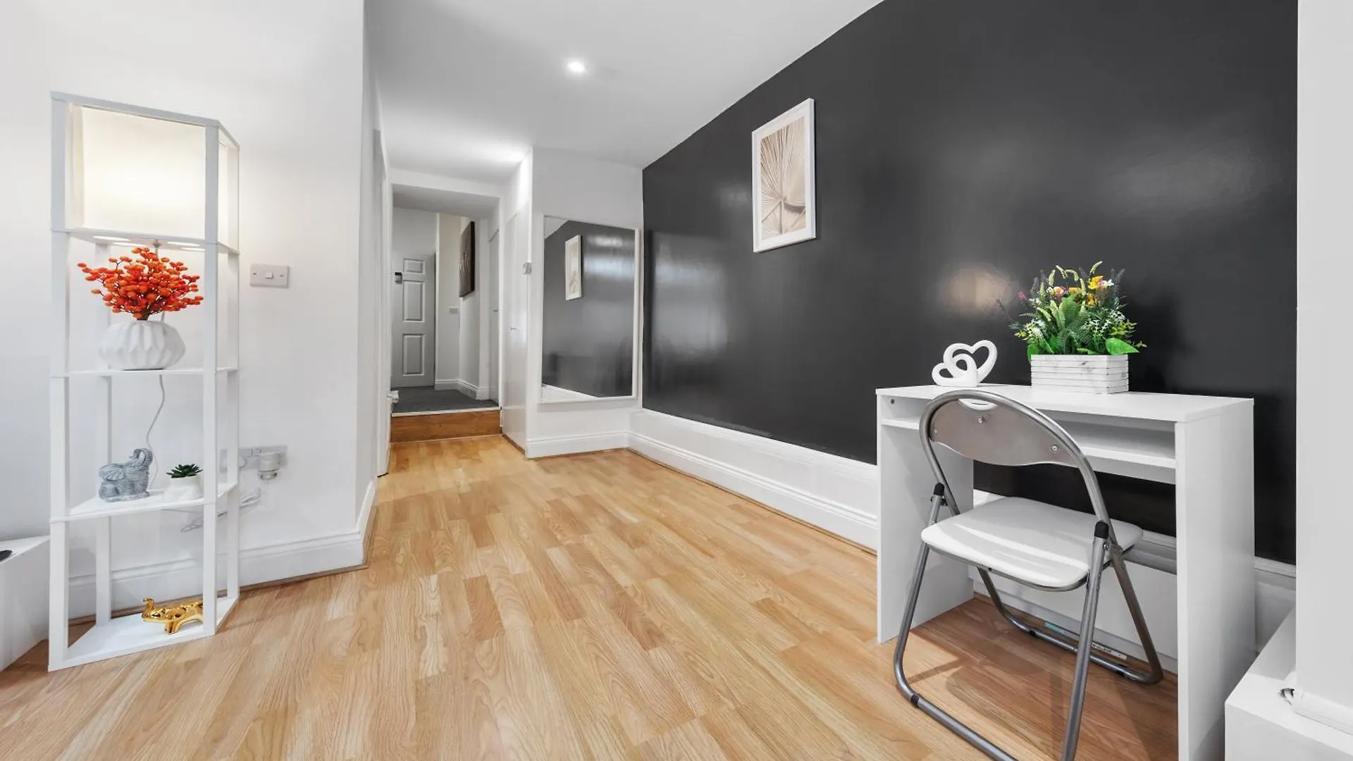 Stylish 2 Bedroom Haven In Zone 2-15 Mins To Central London- Garden & Parking Available! 5 Beds-Sleeps 6 People- Instant Book & Self Check-In! Save 20 Percent On Stays Of 7 Nights Or More ! London