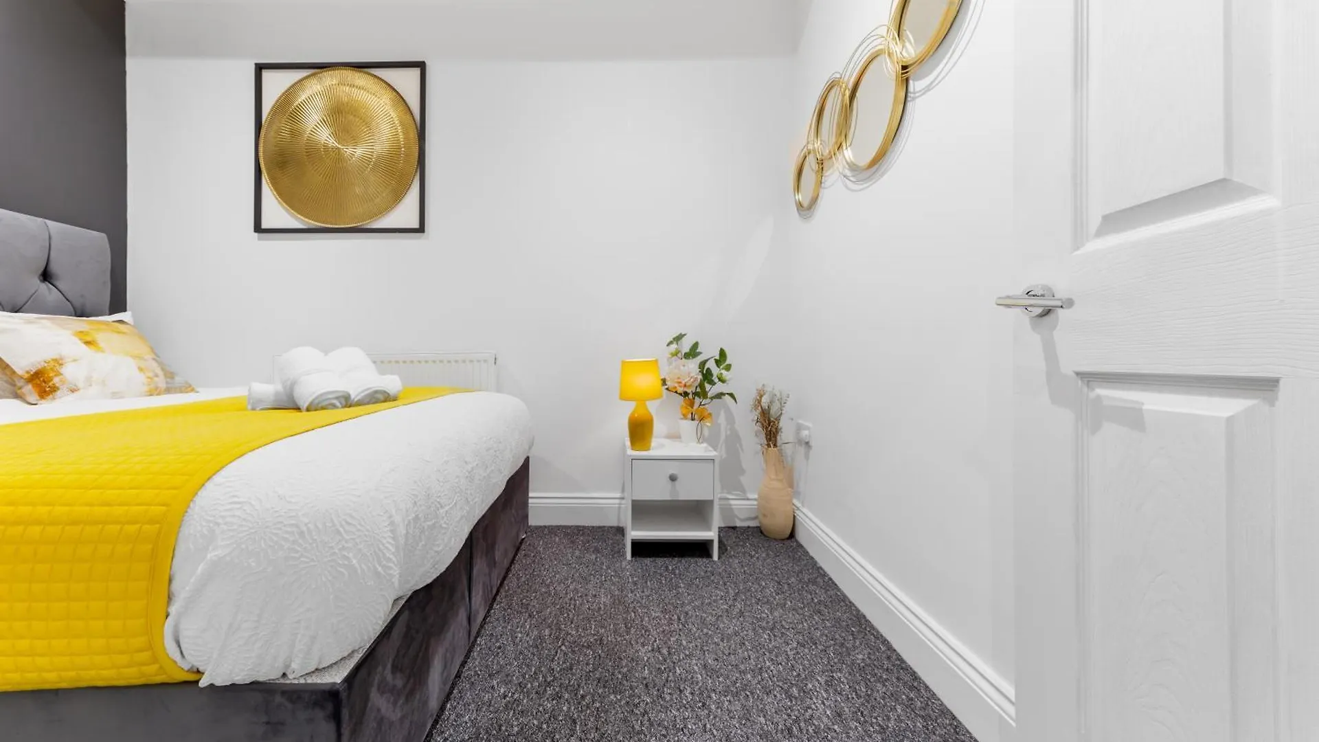 Stylish 2 Bedroom Haven In Zone 2-15 Mins To Central London- Garden & Parking Available! 5 Beds-Sleeps 6 People- Instant Book & Self Check-In! Save 20 Percent On Stays Of 7 Nights Or More ! Apartment