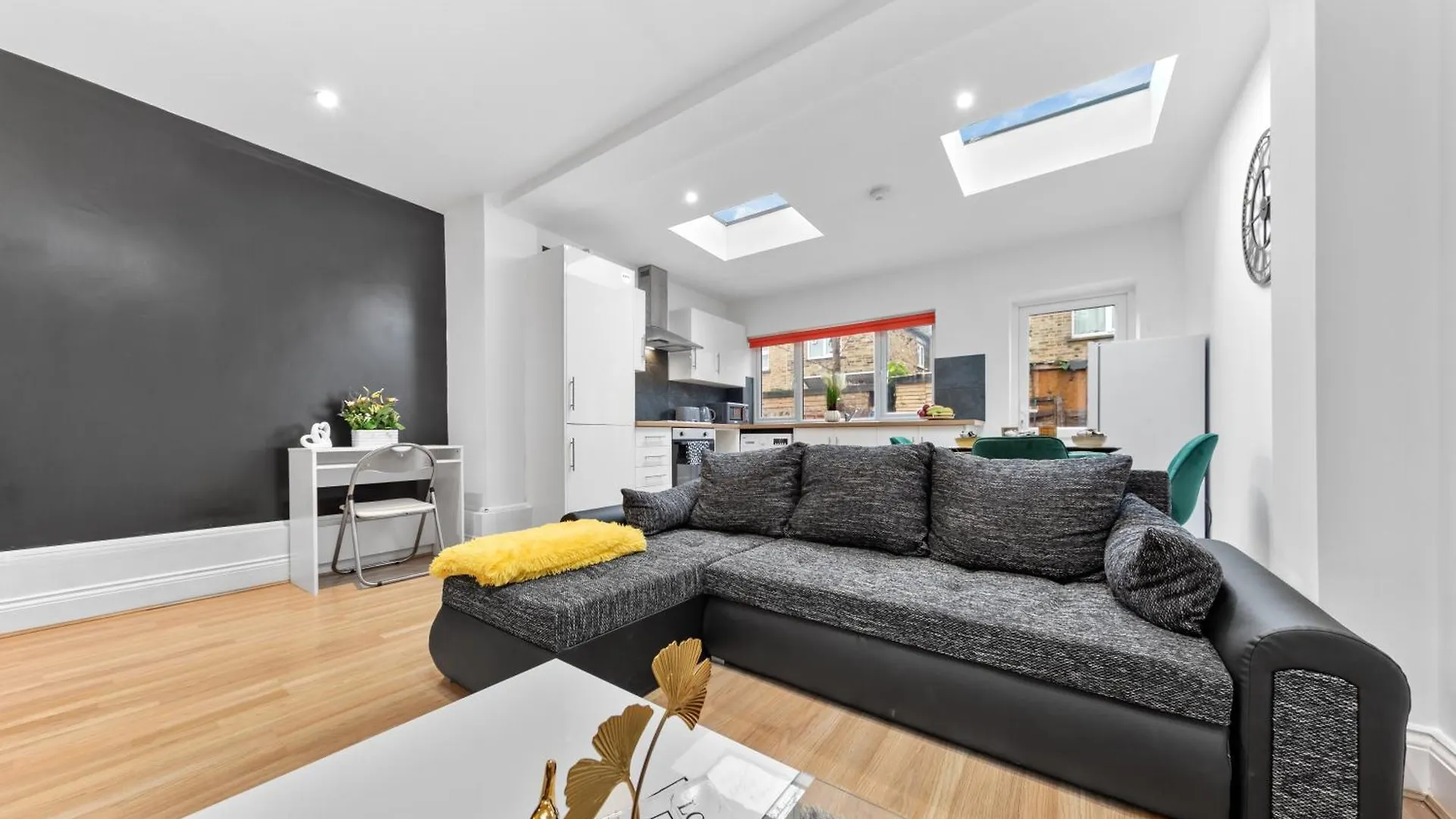 Apartment Stylish 2 Bedroom Haven In Zone 2-15 Mins To Central London- Garden & Parking Available! 5 Beds-Sleeps 6 People- Instant Book & Self Check-In! Save 20 Percent On Stays Of 7 Nights Or More ! United Kingdom