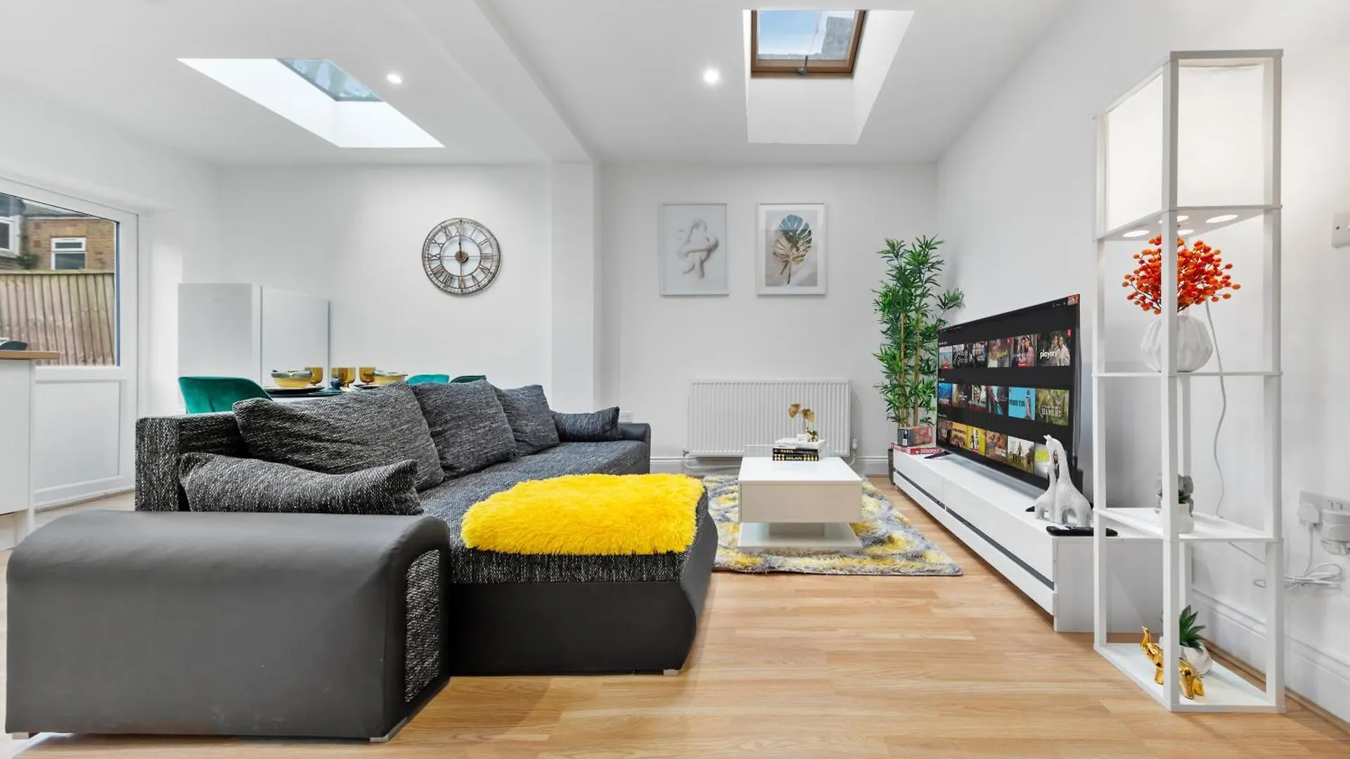Apartment Stylish 2 Bedroom Haven In Zone 2-15 Mins To Central London- Garden & Parking Available! 5 Beds-Sleeps 6 People- Instant Book & Self Check-In! Save 20 Percent On Stays Of 7 Nights Or More !