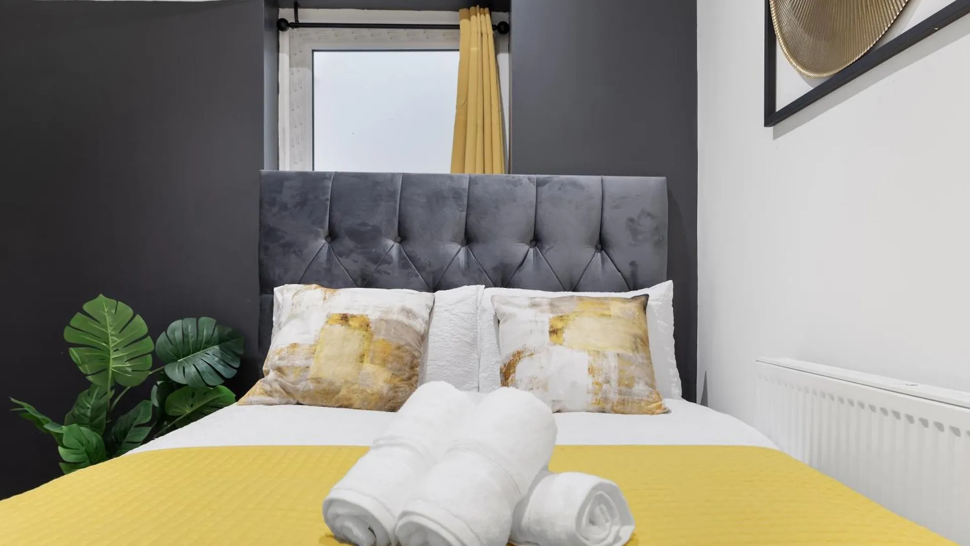 Apartment Stylish 2 Bedroom Haven In Zone 2-15 Mins To Central London- Garden & Parking Available! 5 Beds-Sleeps 6 People- Instant Book & Self Check-In! Save 20 Percent On Stays Of 7 Nights Or More !