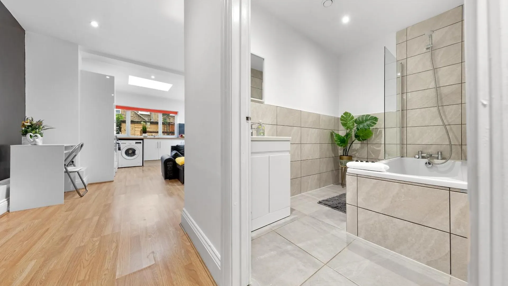 Stylish 2 Bedroom Haven In Zone 2-15 Mins To Central London- Garden & Parking Available! 5 Beds-Sleeps 6 People- Instant Book & Self Check-In! Save 20 Percent On Stays Of 7 Nights Or More ! 0*, London