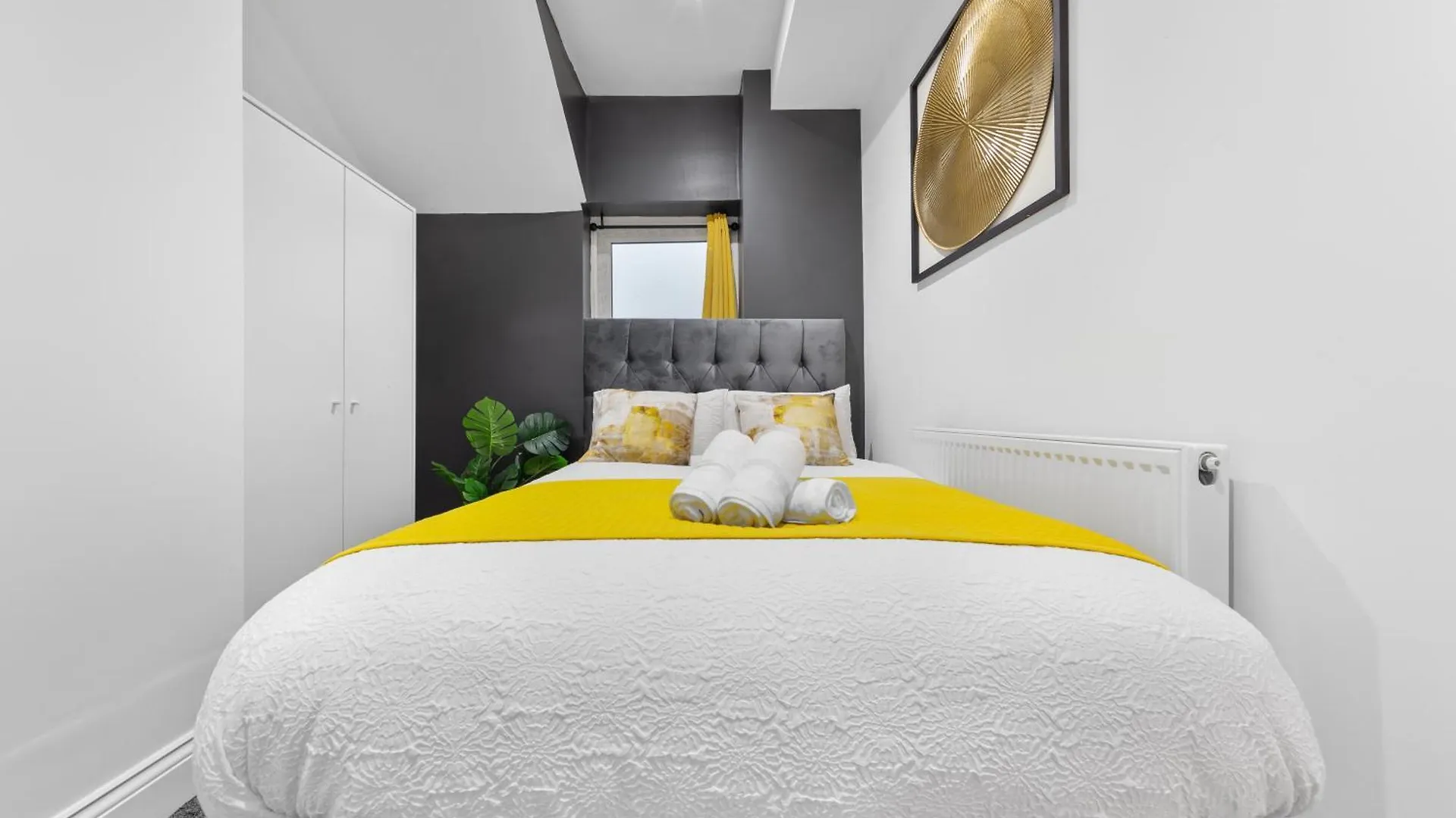 Stylish 2 Bedroom Haven In Zone 2-15 Mins To Central London- Garden & Parking Available! 5 Beds-Sleeps 6 People- Instant Book & Self Check-In! Save 20 Percent On Stays Of 7 Nights Or More ! Apartment London