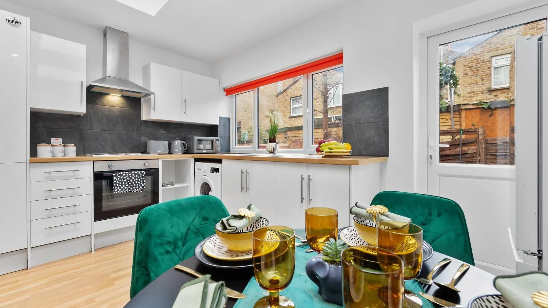 Stylish 2 Bedroom Haven In Zone 2-15 Mins To Central London- Garden & Parking Available! 5 Beds-Sleeps 6 People- Instant Book & Self Check-In! Save 20 Percent On Stays Of 7 Nights Or More ! 0*, London