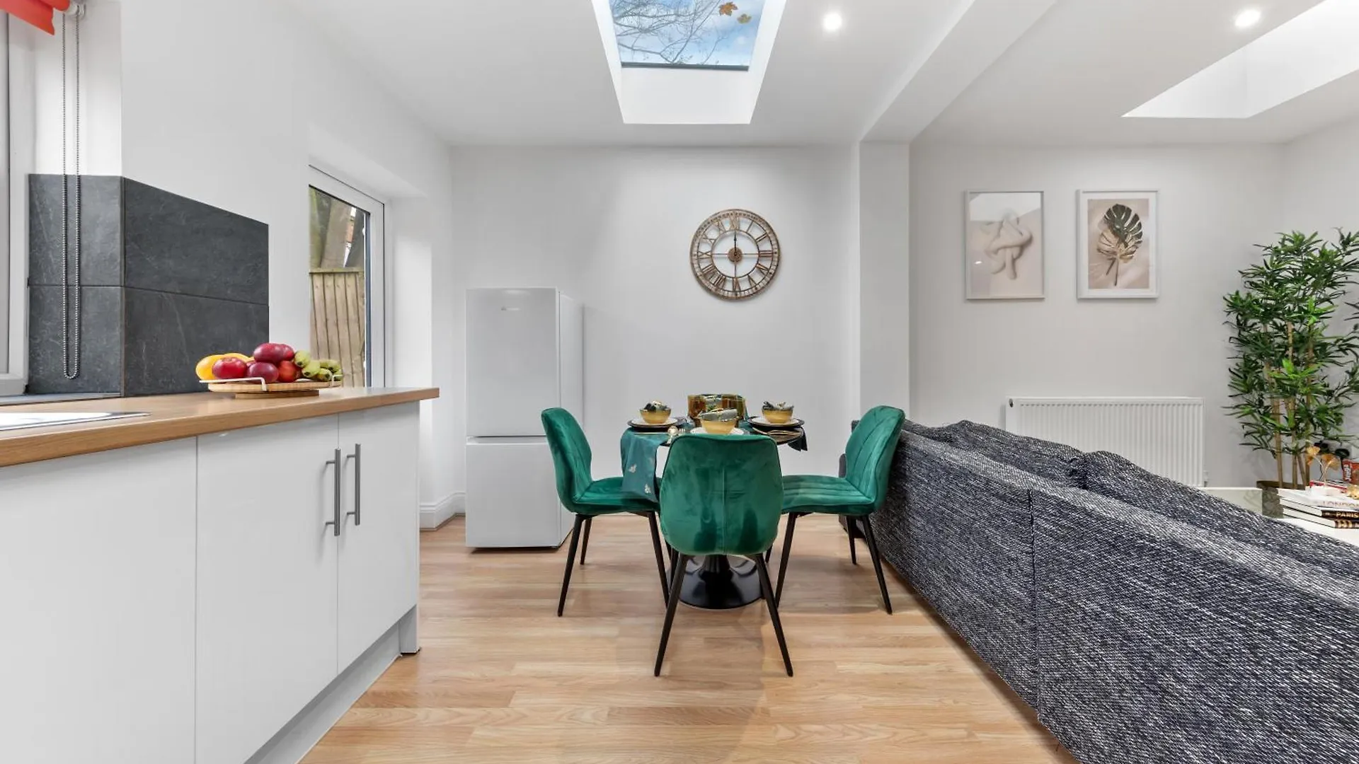 Stylish 2 Bedroom Haven In Zone 2-15 Mins To Central London- Garden & Parking Available! 5 Beds-Sleeps 6 People- Instant Book & Self Check-In! Save 20 Percent On Stays Of 7 Nights Or More ! Apartment