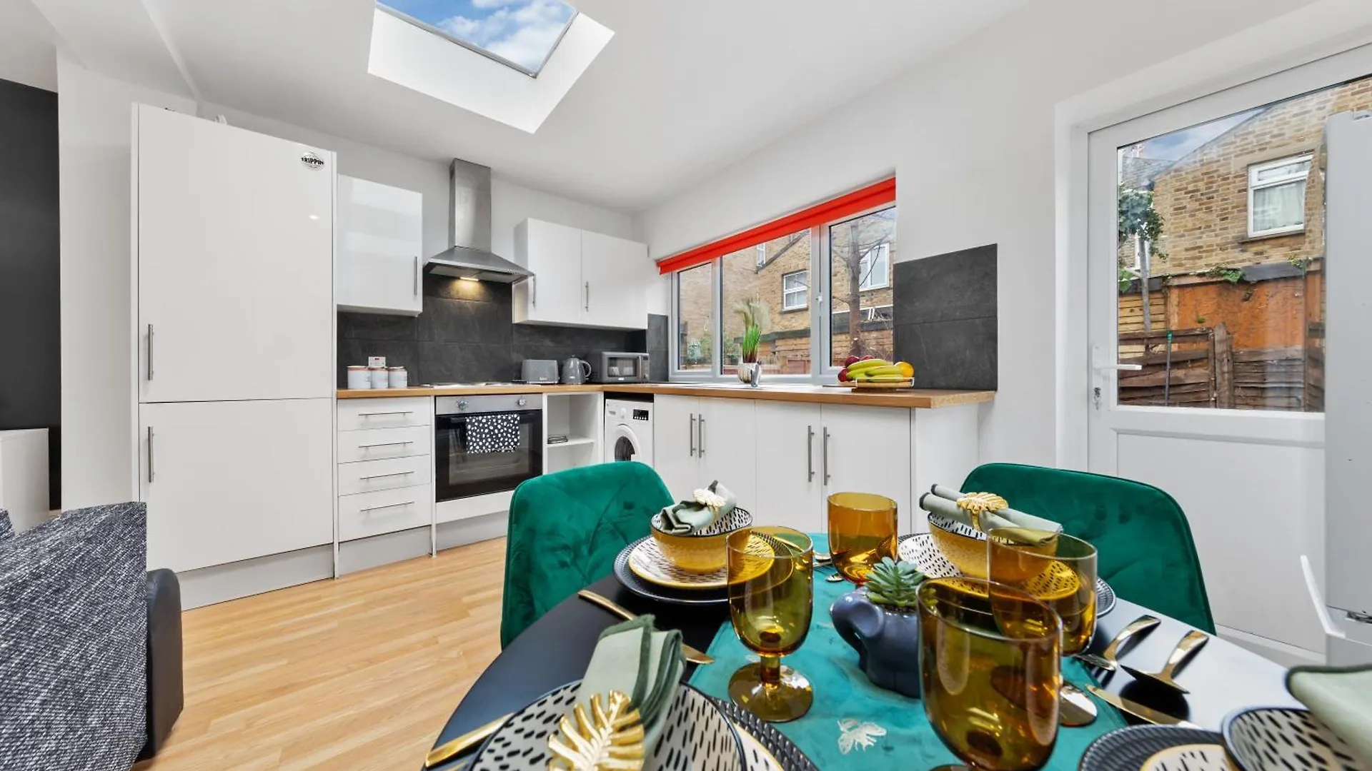 Stylish 2 Bedroom Haven In Zone 2-15 Mins To Central London- Garden & Parking Available! 5 Beds-Sleeps 6 People- Instant Book & Self Check-In! Save 20 Percent On Stays Of 7 Nights Or More !
