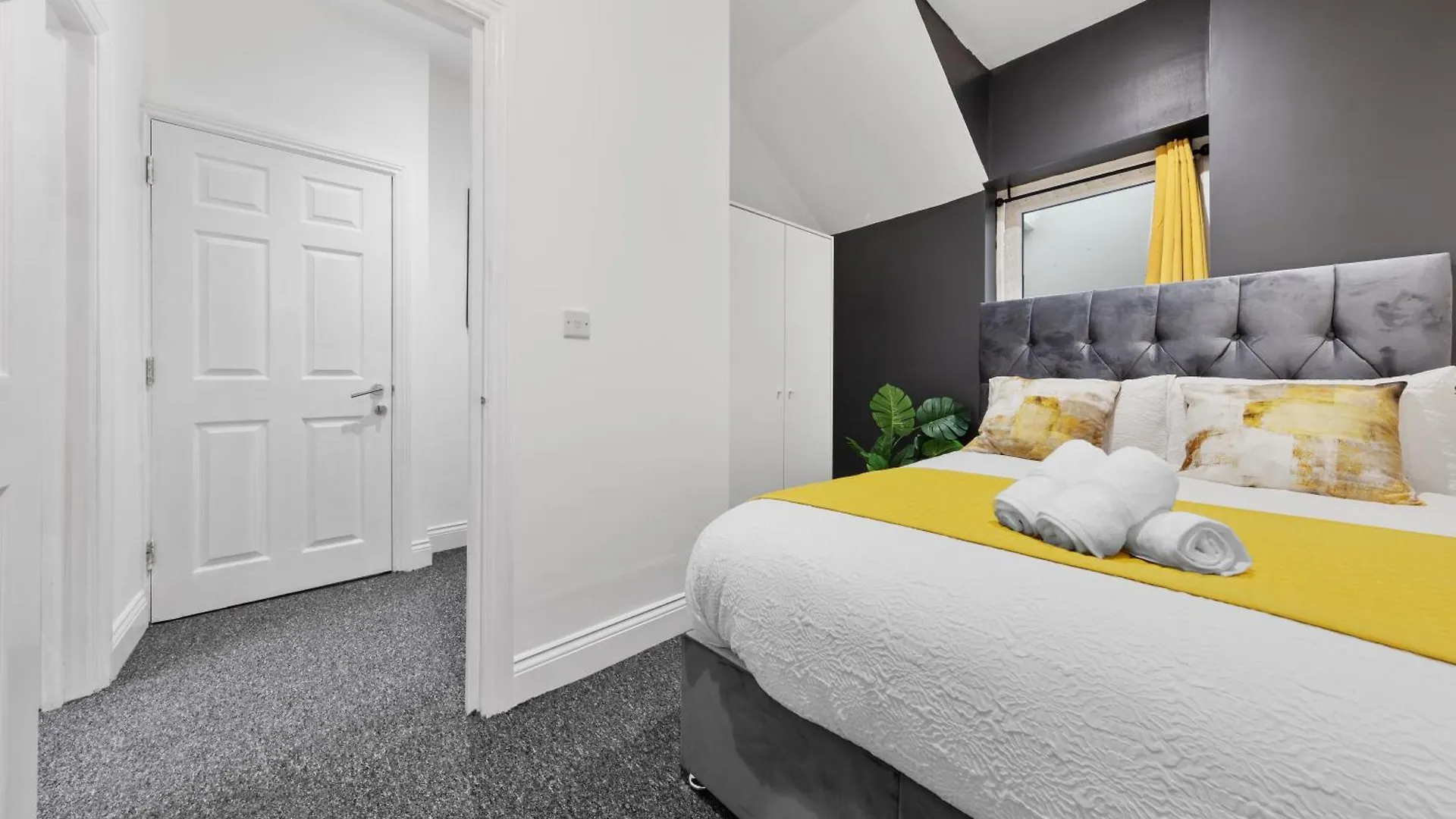 Apartment Stylish 2 Bedroom Haven In Zone 2-15 Mins To Central London- Garden & Parking Available! 5 Beds-Sleeps 6 People- Instant Book & Self Check-In! Save 20 Percent On Stays Of 7 Nights Or More !