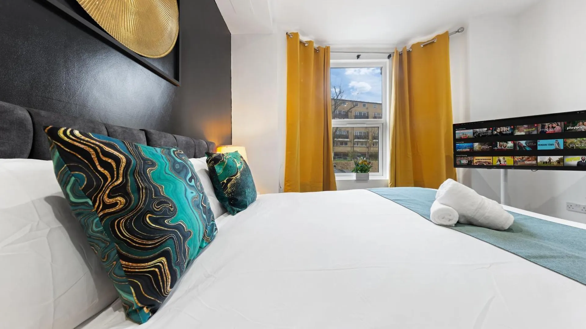 Apartment Stylish 2 Bedroom Haven In Zone 2-15 Mins To Central London- Garden & Parking Available! 5 Beds-Sleeps 6 People- Instant Book & Self Check-In! Save 20 Percent On Stays Of 7 Nights Or More !