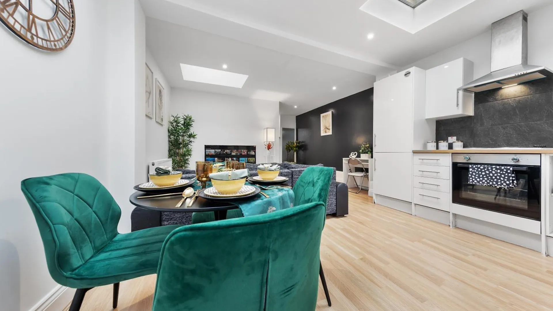 Stylish 2 Bedroom Haven In Zone 2-15 Mins To Central London- Garden & Parking Available! 5 Beds-Sleeps 6 People- Instant Book & Self Check-In! Save 20 Percent On Stays Of 7 Nights Or More ! United Kingdom