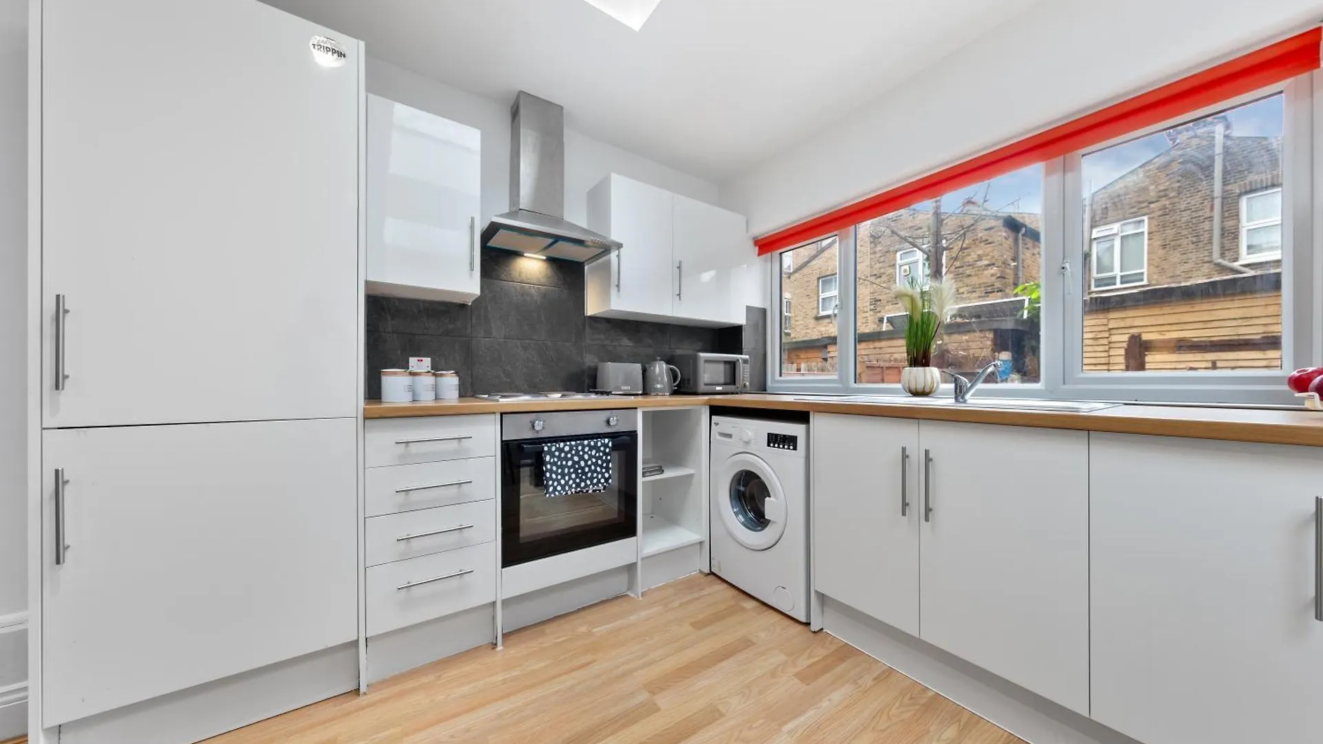 Stylish 2 Bedroom Haven In Zone 2-15 Mins To Central London- Garden & Parking Available! 5 Beds-Sleeps 6 People- Instant Book & Self Check-In! Save 20 Percent On Stays Of 7 Nights Or More ! 0*, London United Kingdom