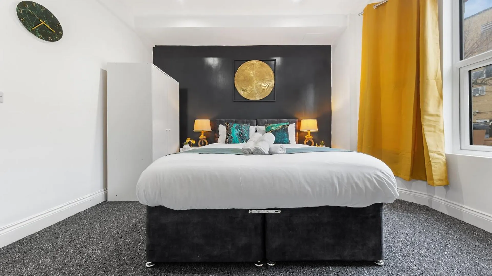 Apartment Stylish 2 Bedroom Haven In Zone 2-15 Mins To Central London- Garden & Parking Available! 5 Beds-Sleeps 6 People- Instant Book & Self Check-In! Save 20 Percent On Stays Of 7 Nights Or More !