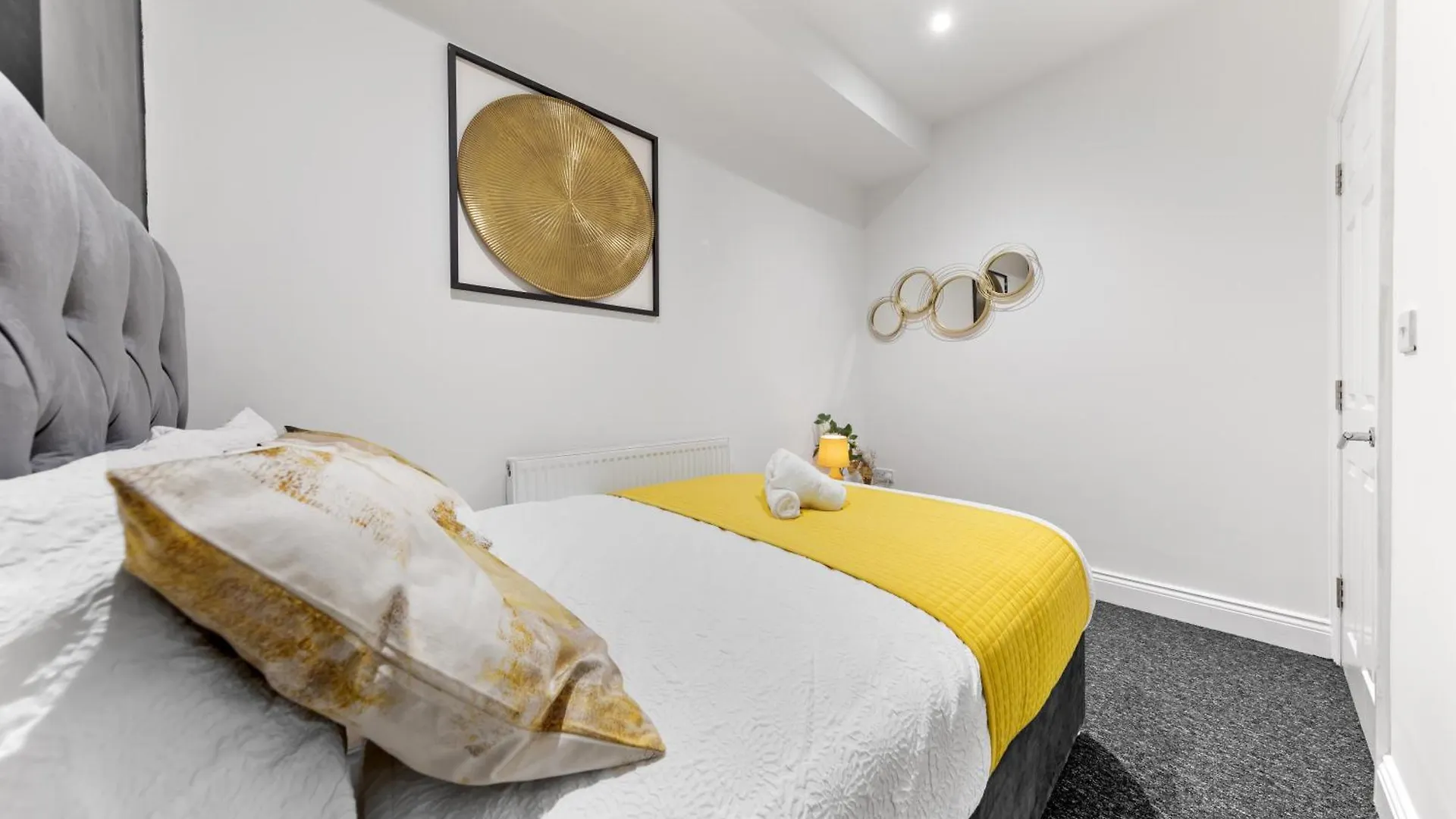 Apartment Stylish 2 Bedroom Haven In Zone 2-15 Mins To Central London- Garden & Parking Available! 5 Beds-Sleeps 6 People- Instant Book & Self Check-In! Save 20 Percent On Stays Of 7 Nights Or More !