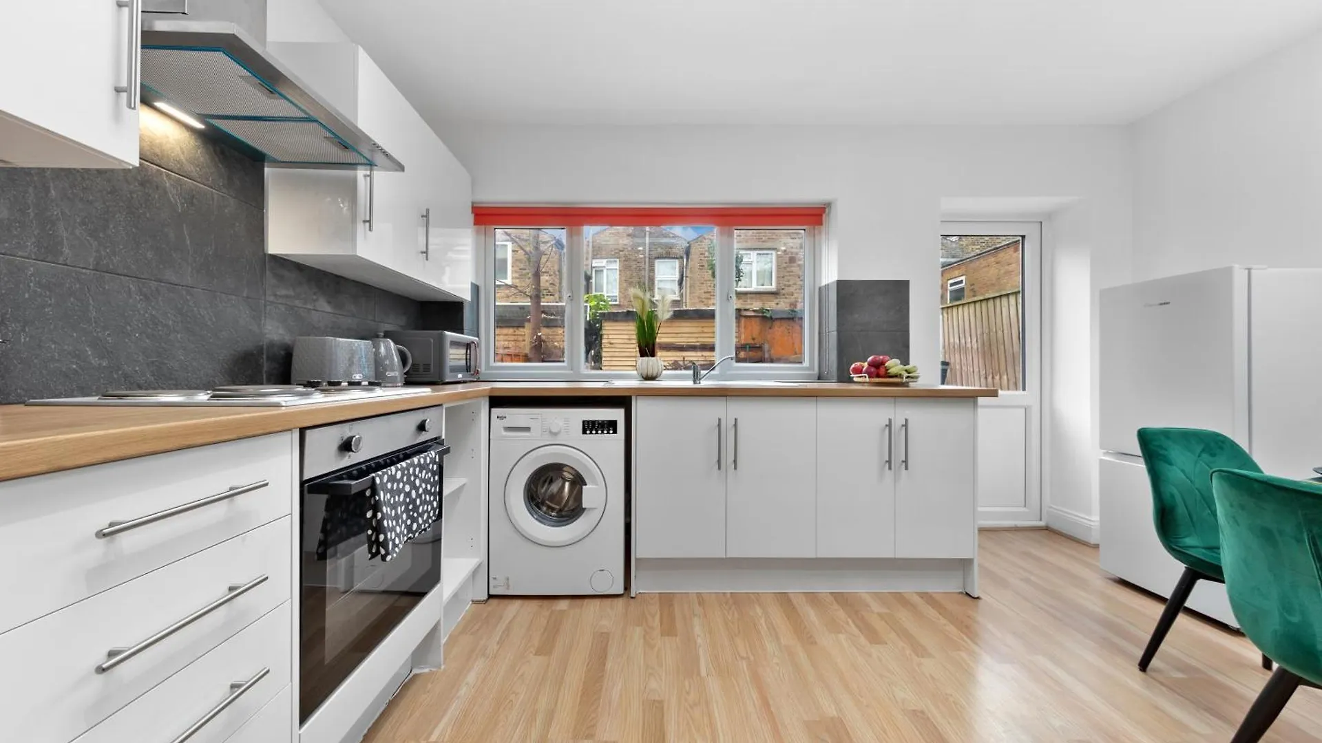Stylish 2 Bedroom Haven In Zone 2-15 Mins To Central London- Garden & Parking Available! 5 Beds-Sleeps 6 People- Instant Book & Self Check-In! Save 20 Percent On Stays Of 7 Nights Or More ! Apartment London