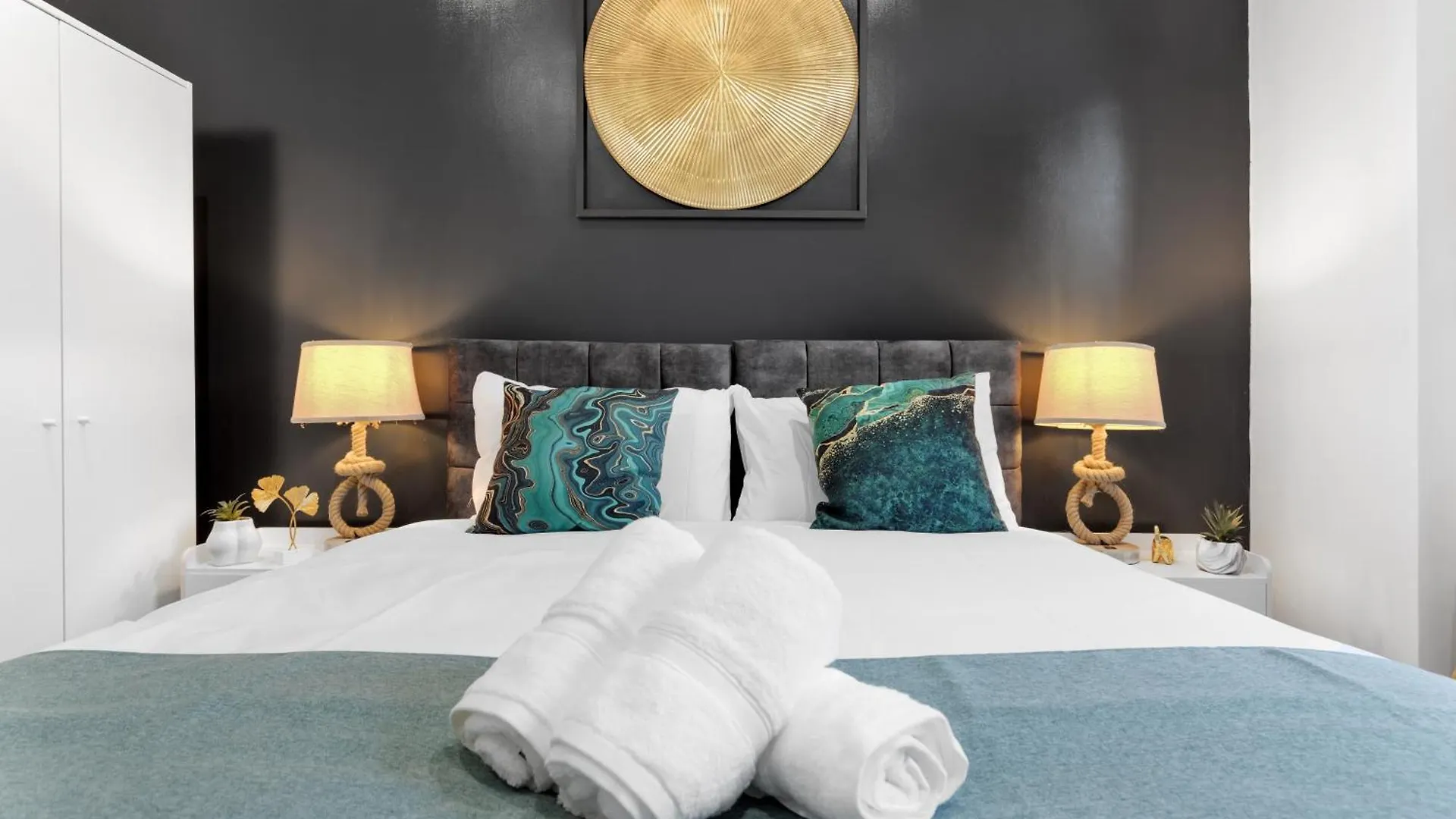 Stylish 2 Bedroom Haven In Zone 2-15 Mins To Central London- Garden & Parking Available! 5 Beds-Sleeps 6 People- Instant Book & Self Check-In! Save 20 Percent On Stays Of 7 Nights Or More ! London