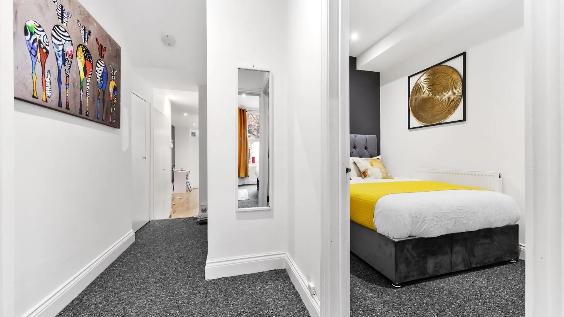 Stylish 2 Bedroom Haven In Zone 2-15 Mins To Central London- Garden & Parking Available! 5 Beds-Sleeps 6 People- Instant Book & Self Check-In! Save 20 Percent On Stays Of 7 Nights Or More ! London