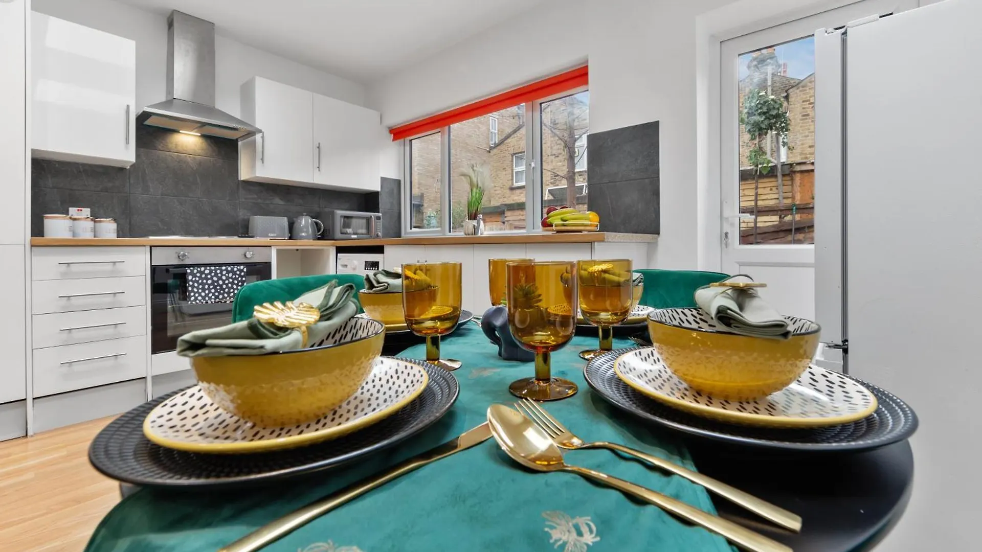 Stylish 2 Bedroom Haven In Zone 2-15 Mins To Central London- Garden & Parking Available! 5 Beds-Sleeps 6 People- Instant Book & Self Check-In! Save 20 Percent On Stays Of 7 Nights Or More ! 0*, London